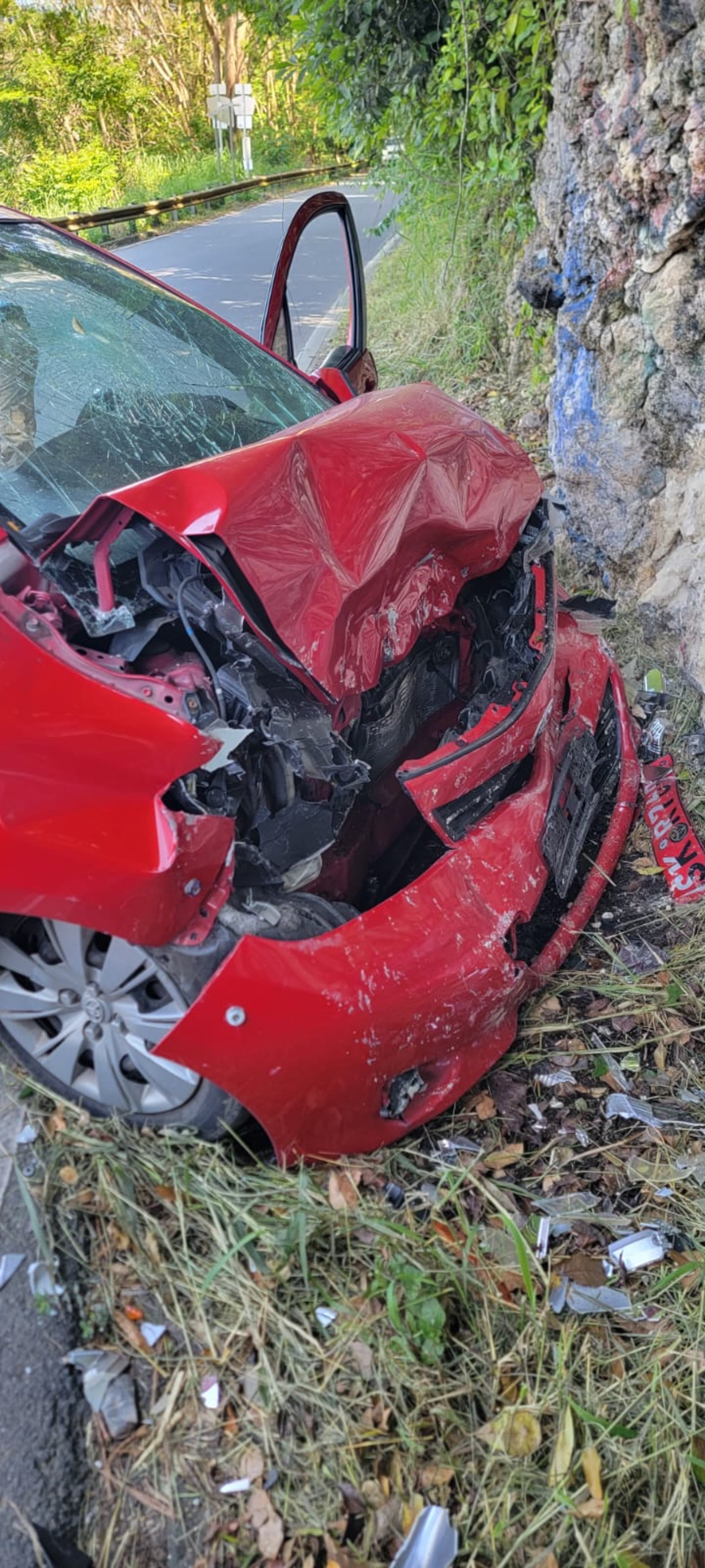 Un conductor resultó con heridas de gravedad tras chocar con una piedra a orillas de la carretera PR-6685, en el Puente Montebello, en Manatí.
