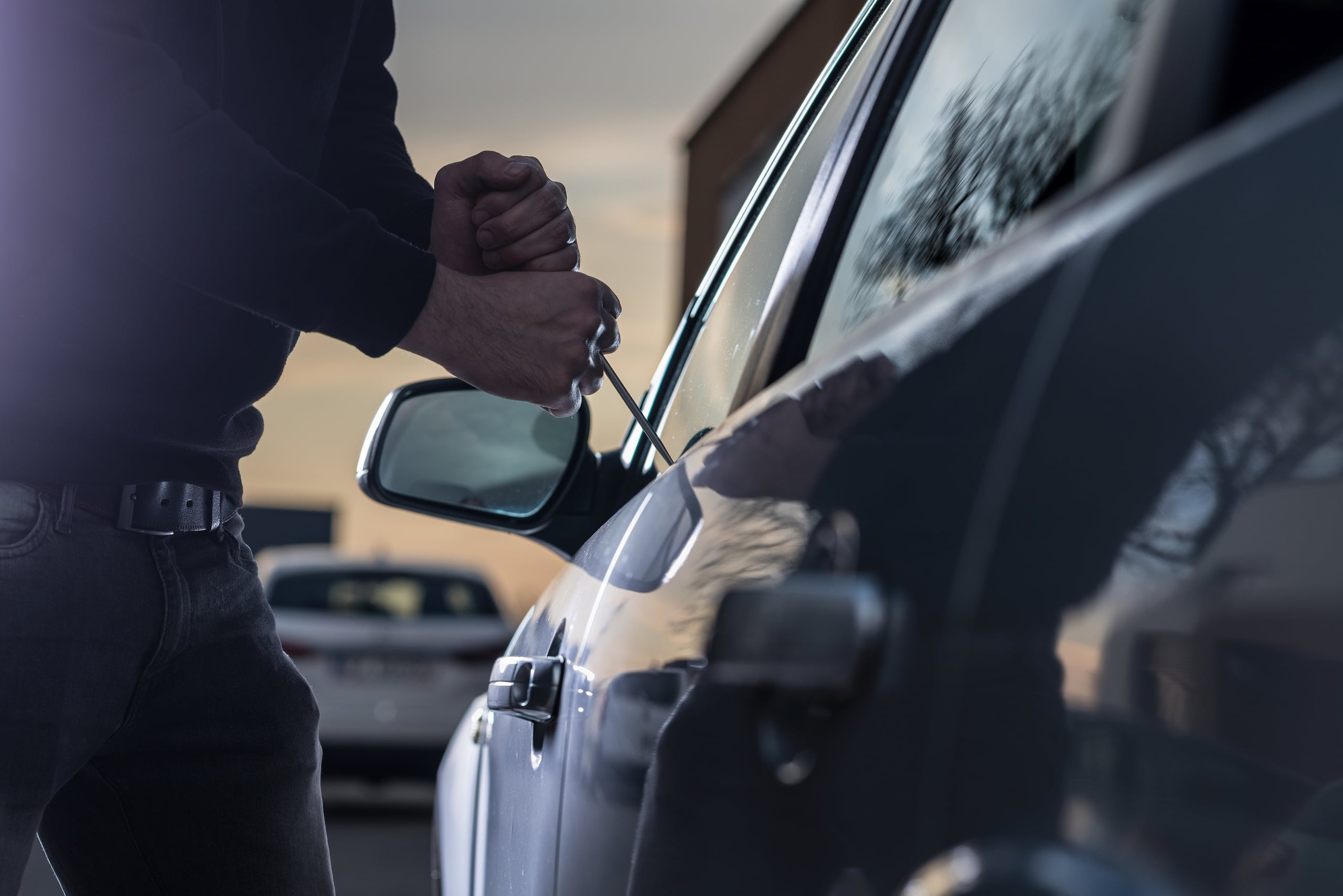 El querellante denunció que alguien forzó la cerradura de su vehículo para robarle su dinero. (Archivo)