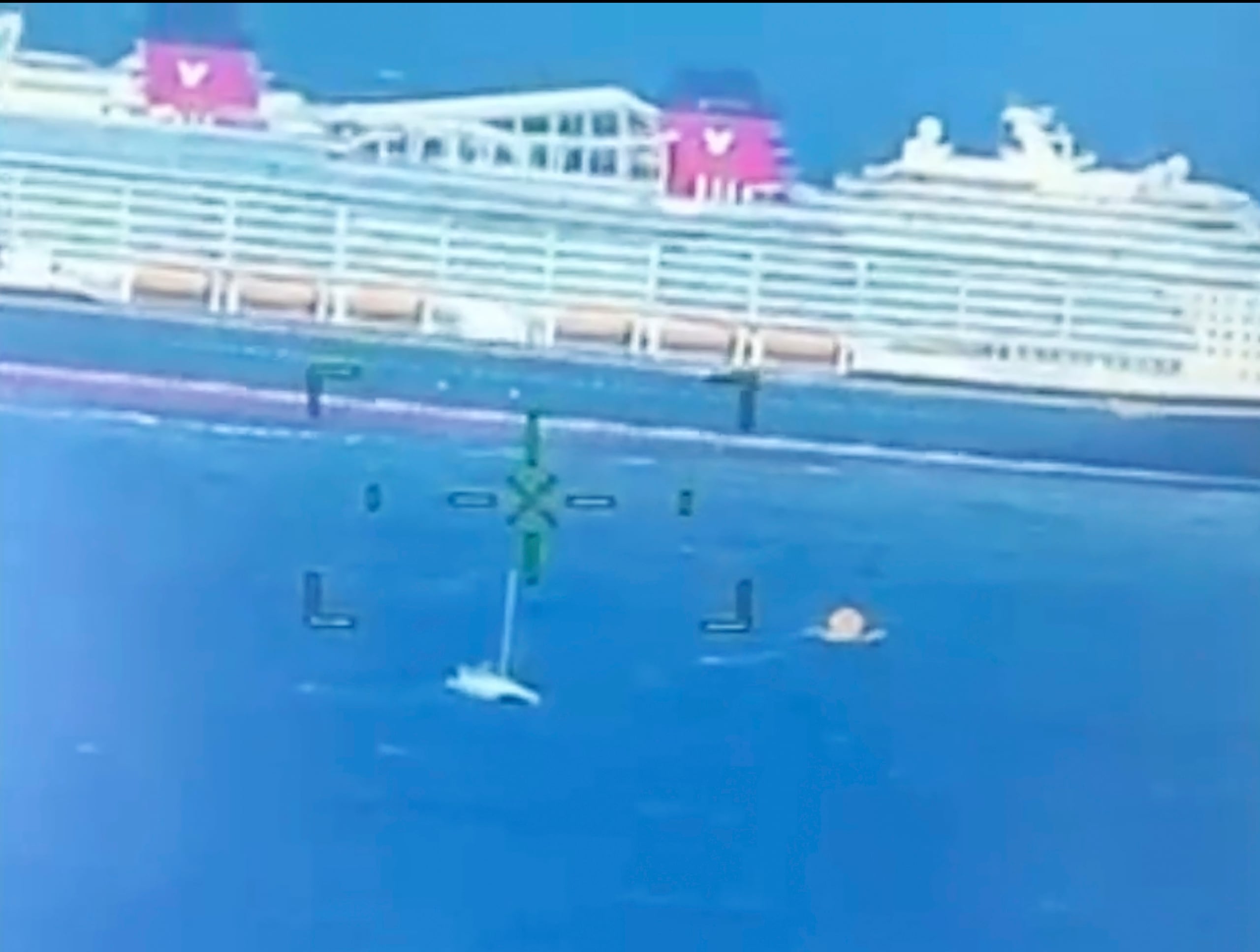 Esta imagen proporcionada por la Guardia Costera de Estados Unidos muestra un crucero rescatando a gente desde un catamarán en problemas que estaba haciendo aguas a cientos de millas de la costa de Bermudas (Guardia Costera de Estados Unidos via AP)
