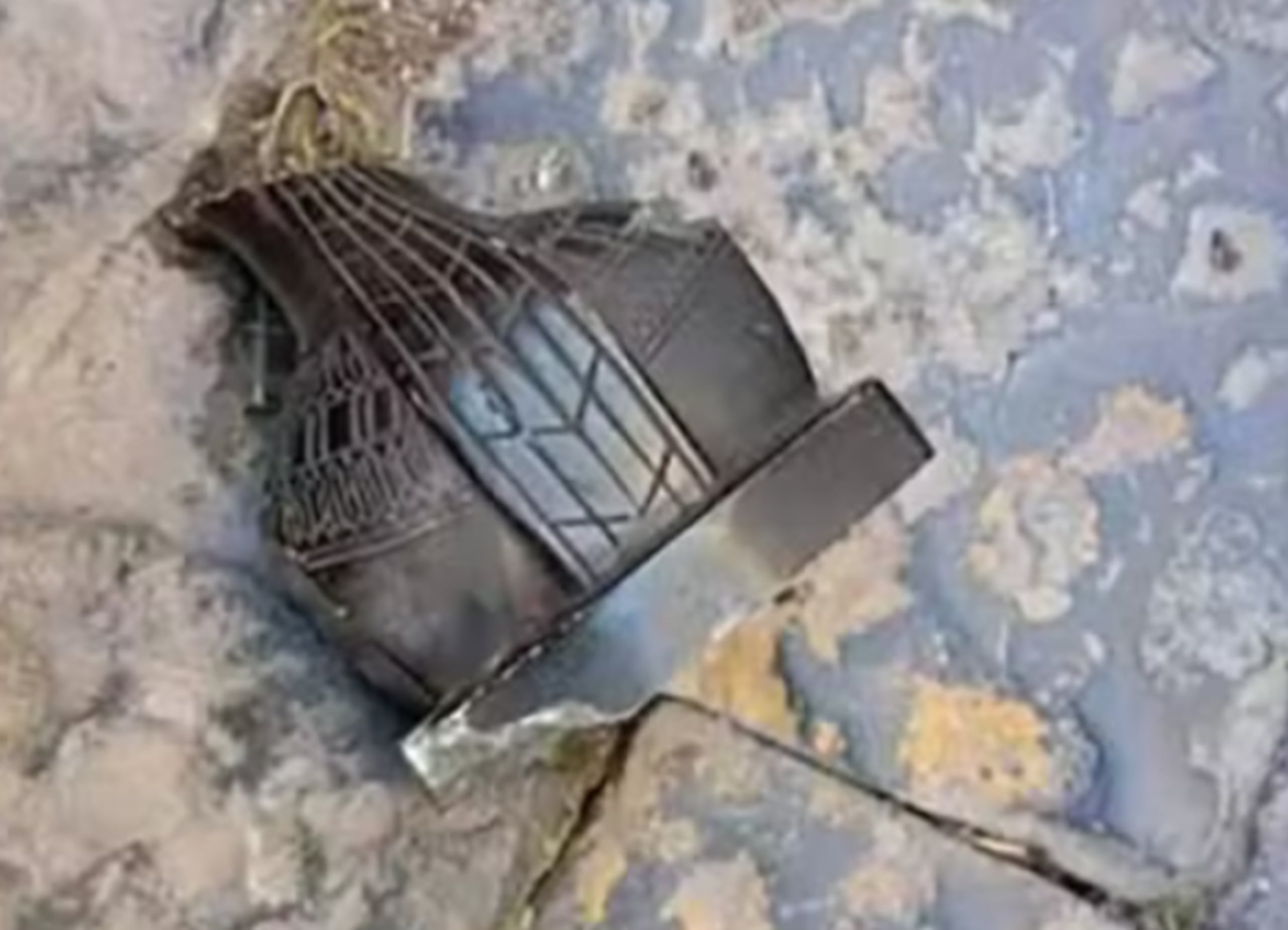 Parte de la estatua que tiró el adolescente por el balcón y que golpeó a una mujer que caminaba en Italia.