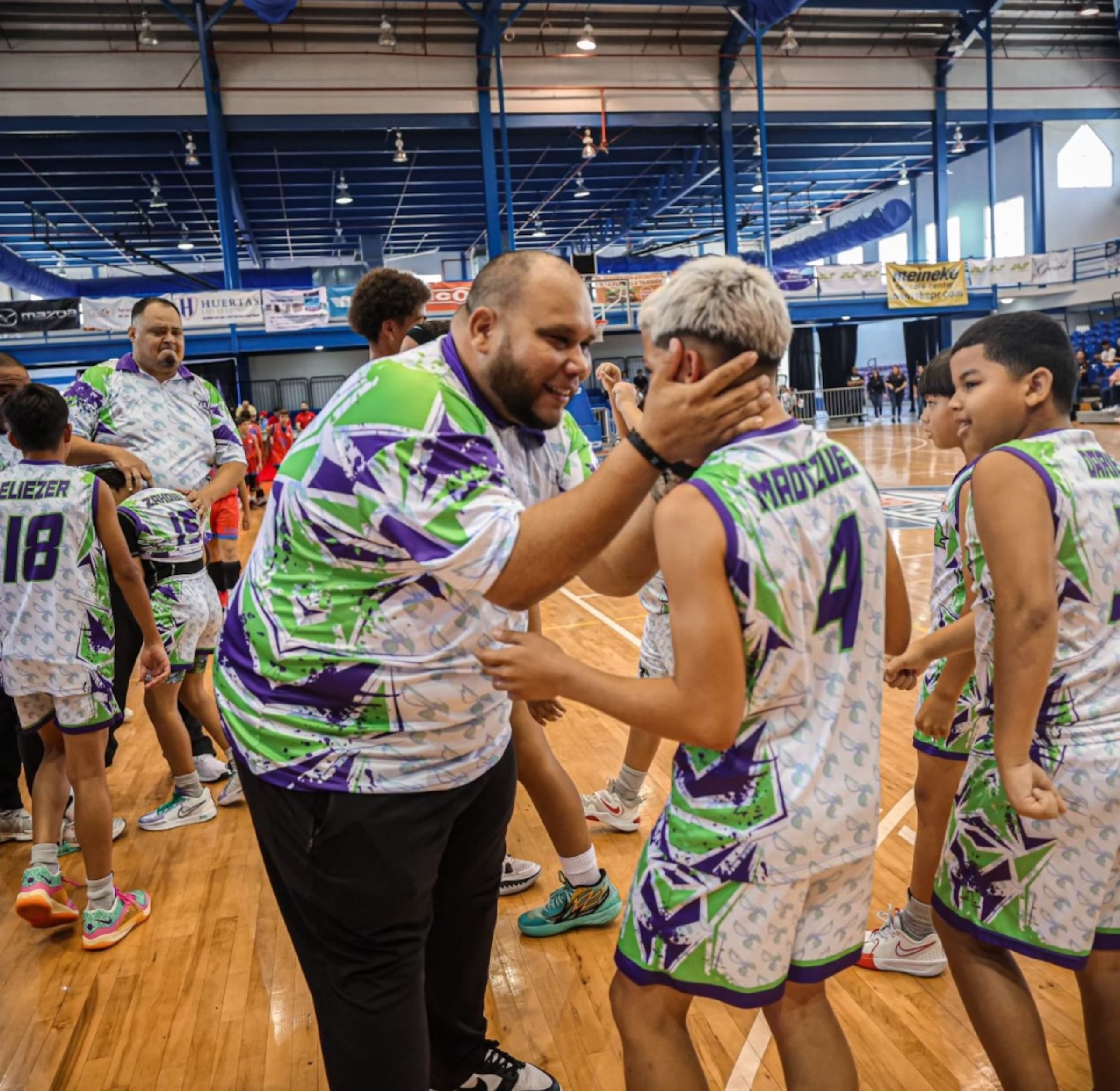 El entrenador del Colegio La Luz de Juncos celebran con Madtzuel Maldonado, uno de los héroes de su equipo en la conquista del Buzzer Beater en la categoría juvenil.