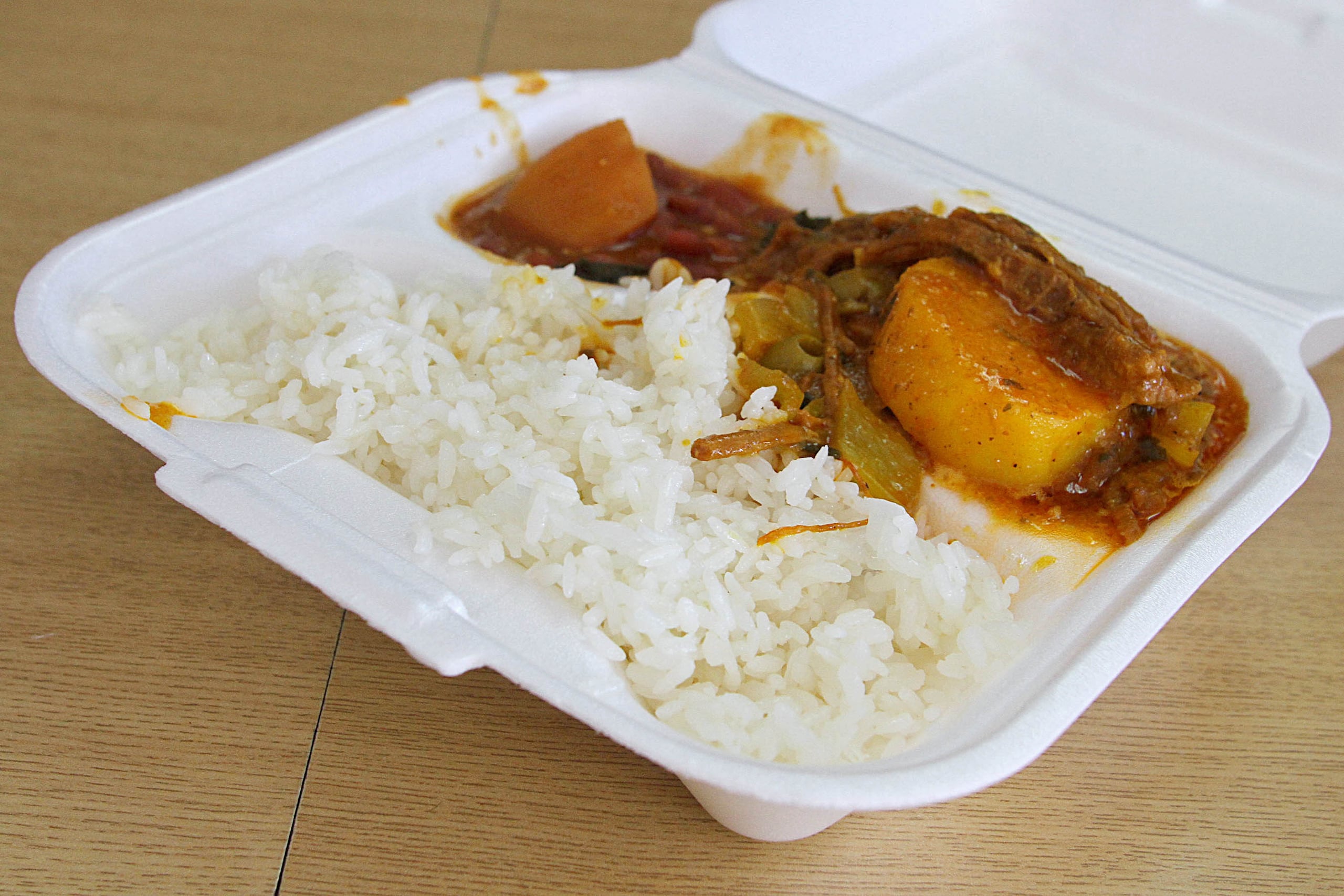 El arroz es menos calórico cuando se cocina con aceite de coco y luego es refrigerado durante medio día antes de comer.