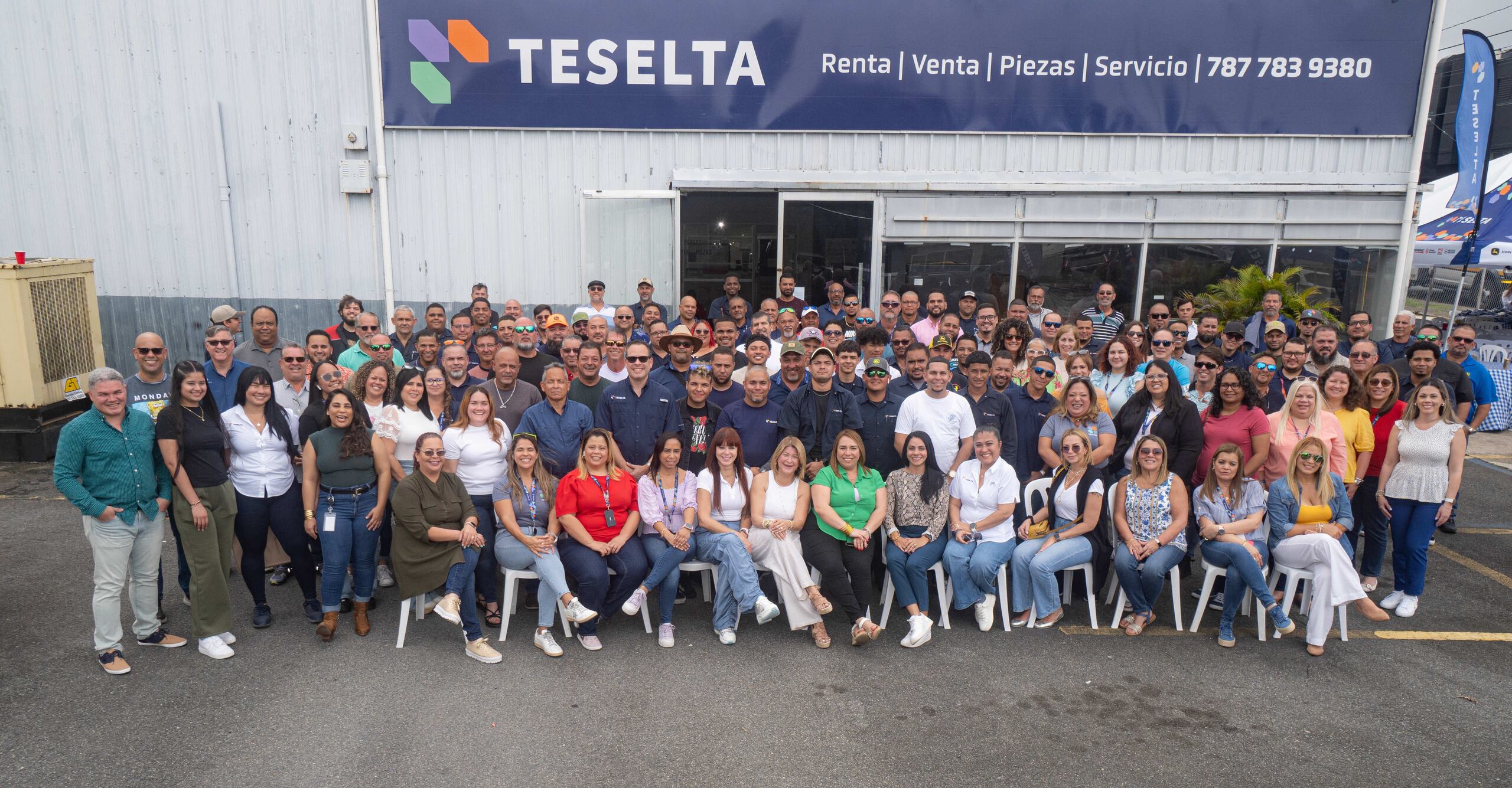 Desde los pioneros que establecieron las bases hasta los profesionales comprometidos que continúan llevando adelante la visión de la empresa, cada persona en esta foto ha contribuido de manera significativa al legado de excelencia y servicio de Teselta a lo largo de seis décadas.