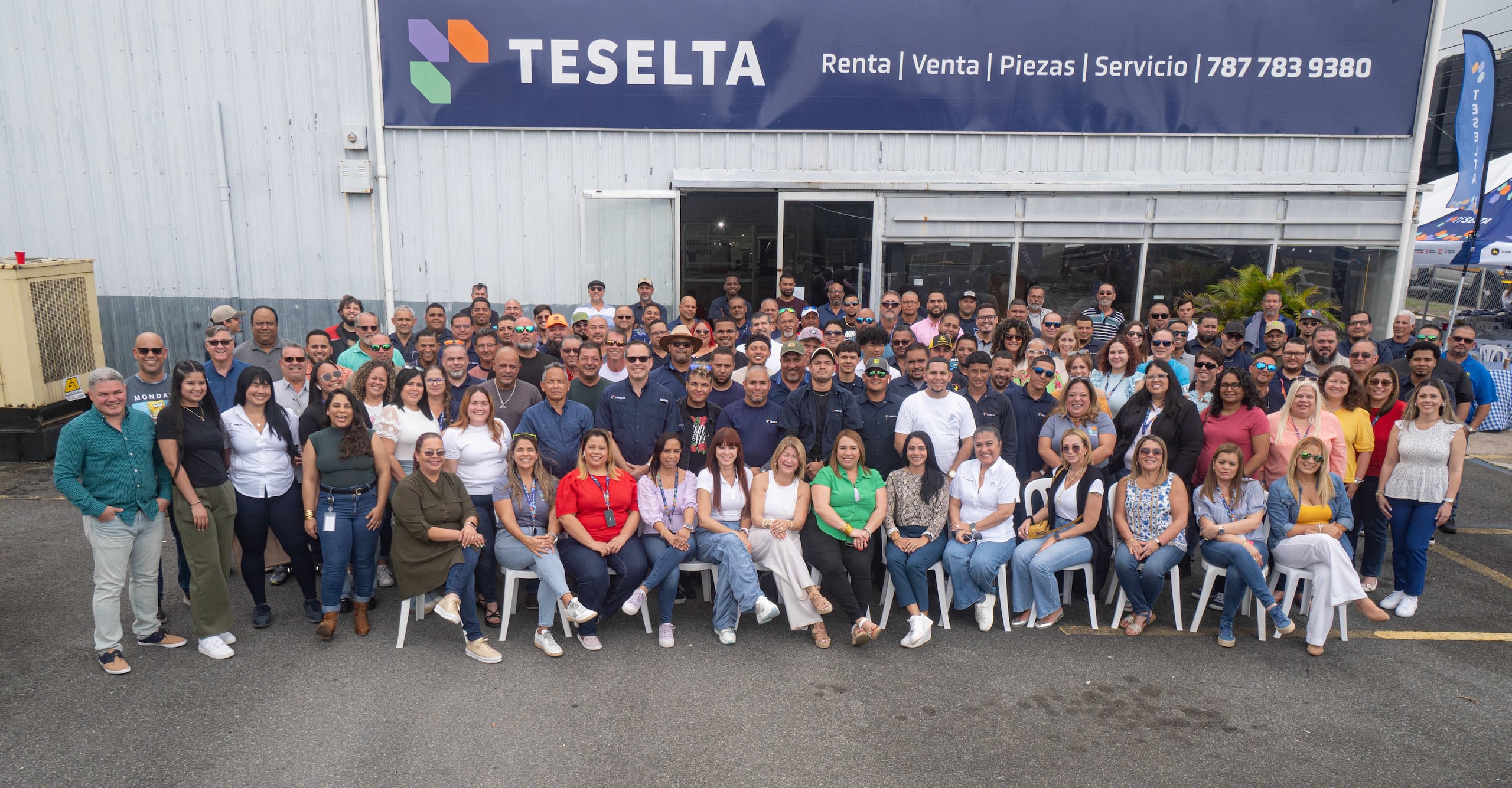Desde los pioneros que establecieron las bases hasta los profesionales comprometidos que continúan llevando adelante la visión de la empresa, cada persona en esta foto ha contribuido de manera significativa al legado de excelencia y servicio de Teselta a lo largo de seis décadas.