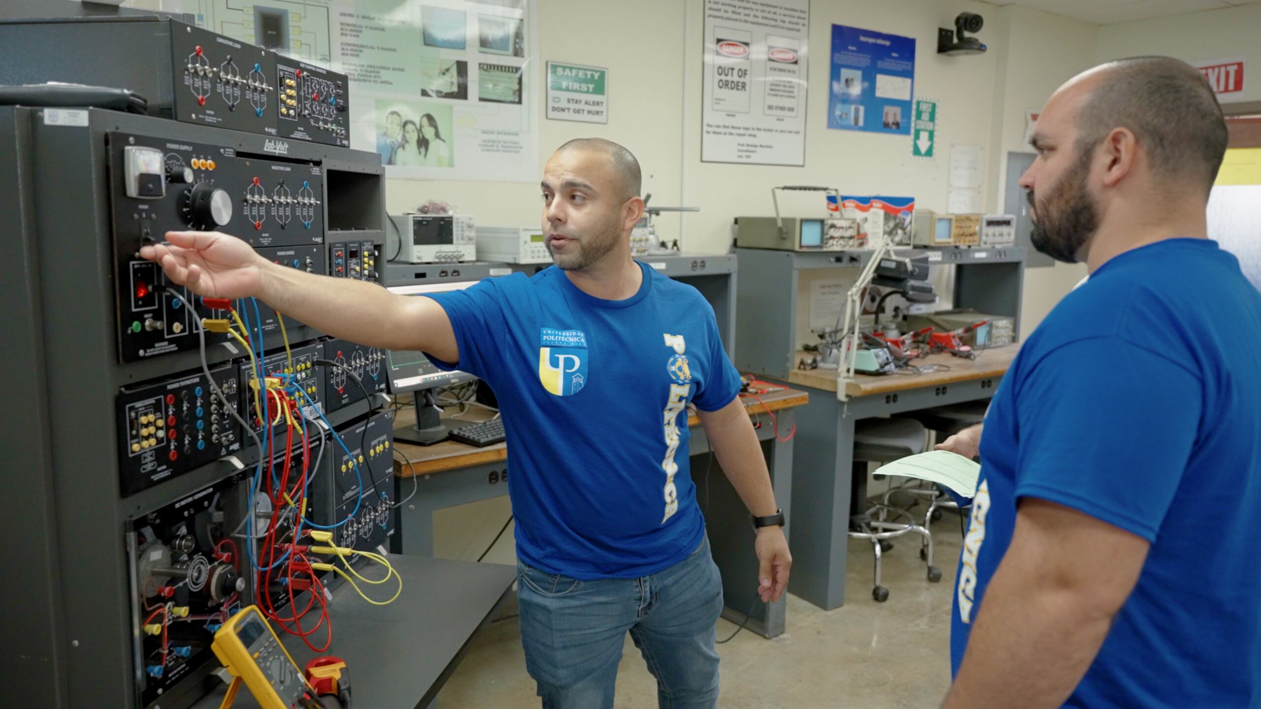 Los laboratorios están equipados con tecnología de última generación que permite a los estudiantes dar vida a sus ideas y crear prototipos.