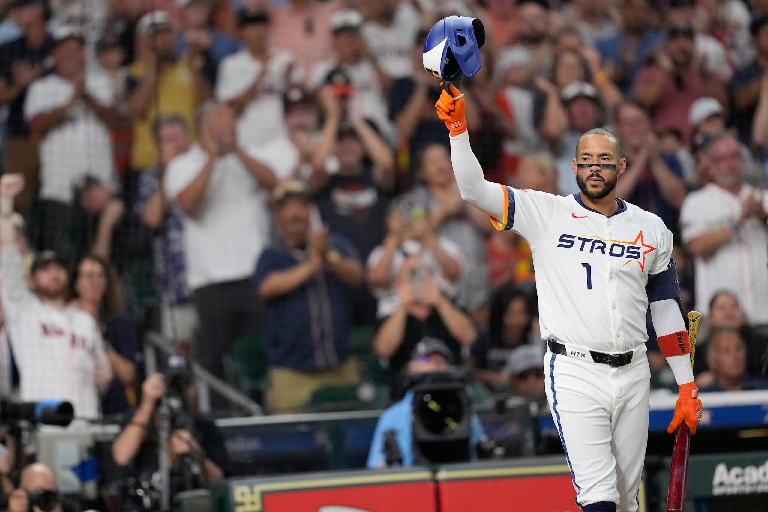 Carlos Correa reconoce al público local de los Astros que se levantó y le rindió una ovación de bienvenida nuevamente a Houston.