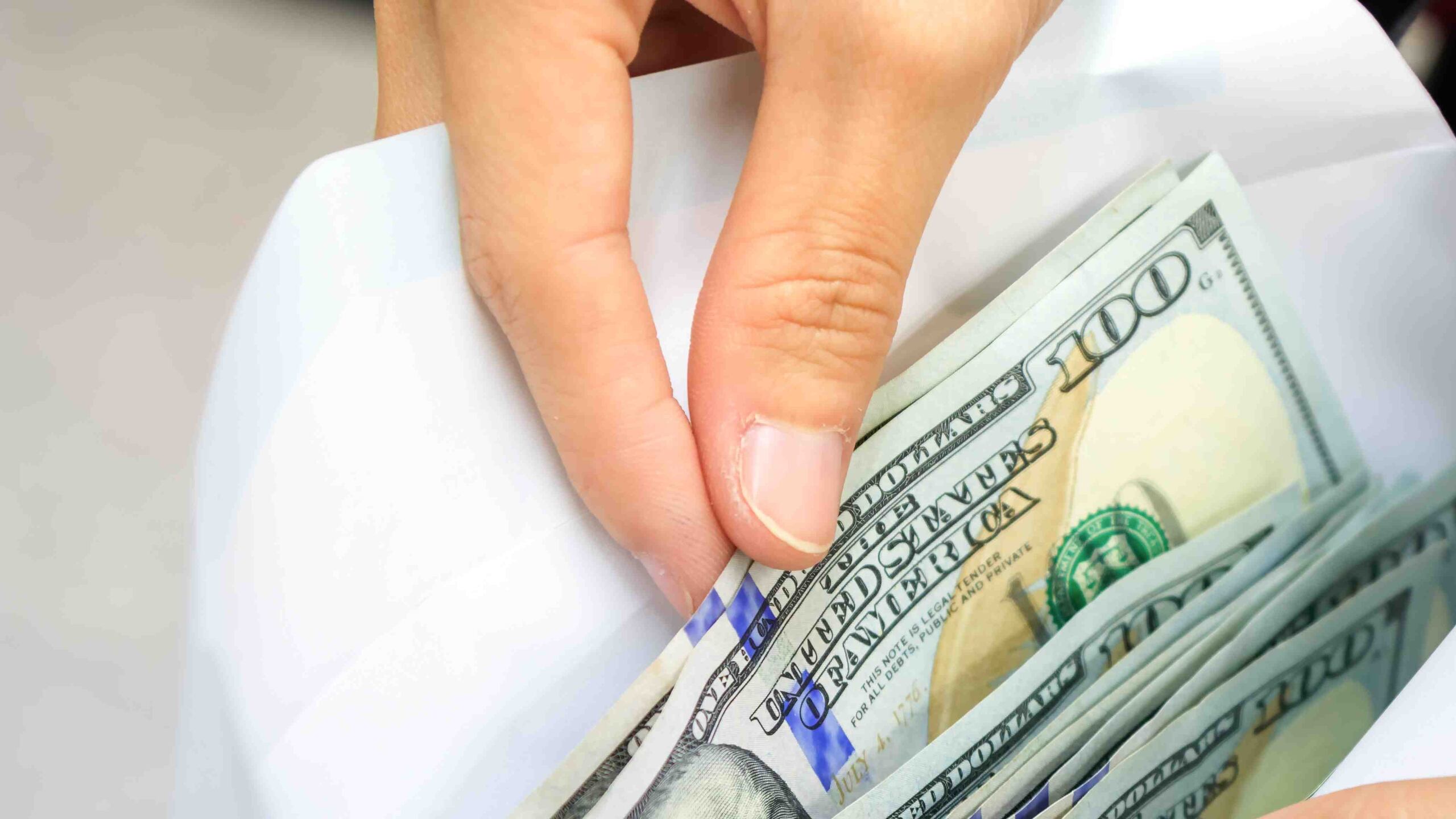 El querellante alegó que alguien se apareció en un vehículo frente al banco y le arrebató el sobre con el dinero en efectivo.