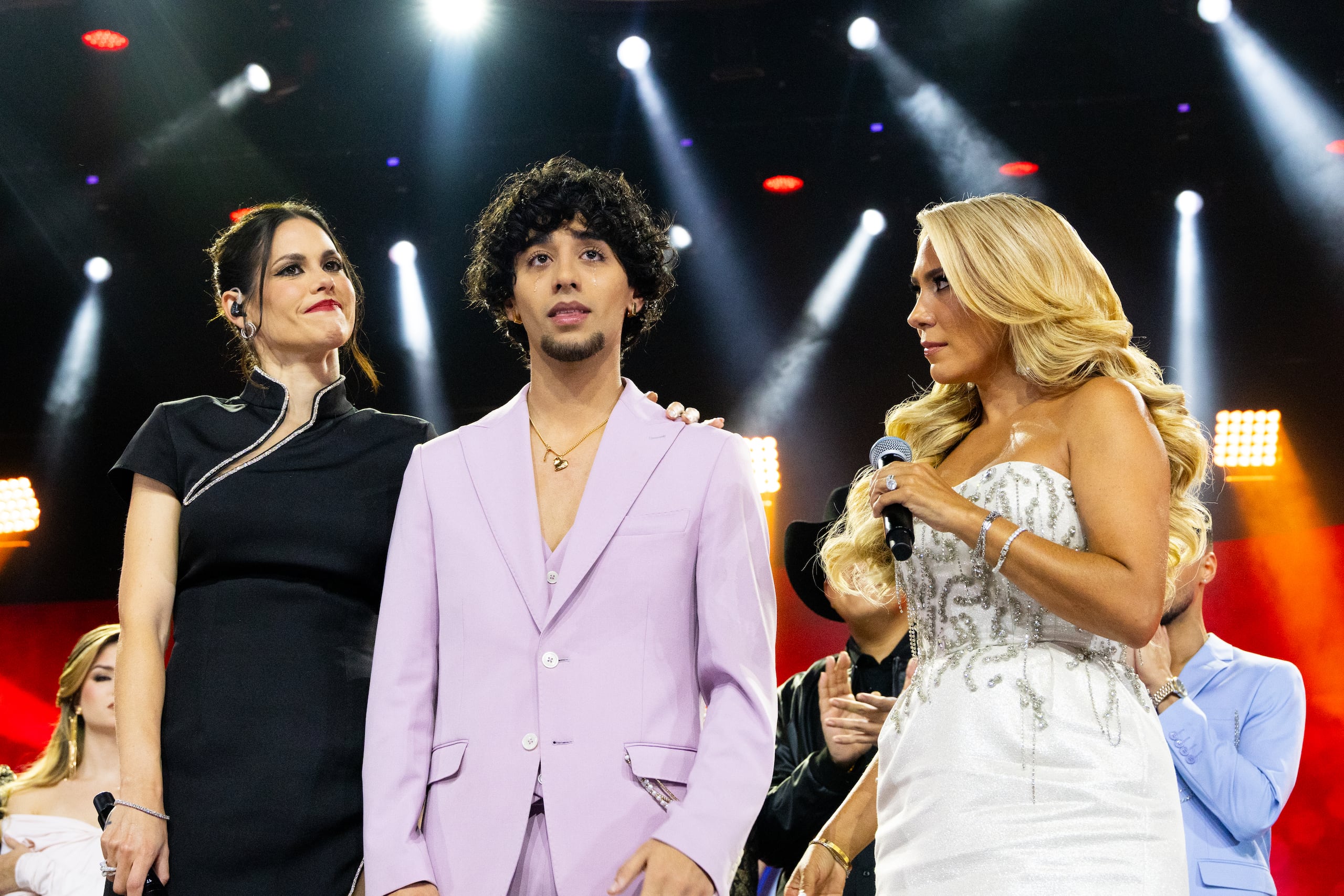 Santiago junto a las presentadoras Gil Marie López y Jimena Gállego.