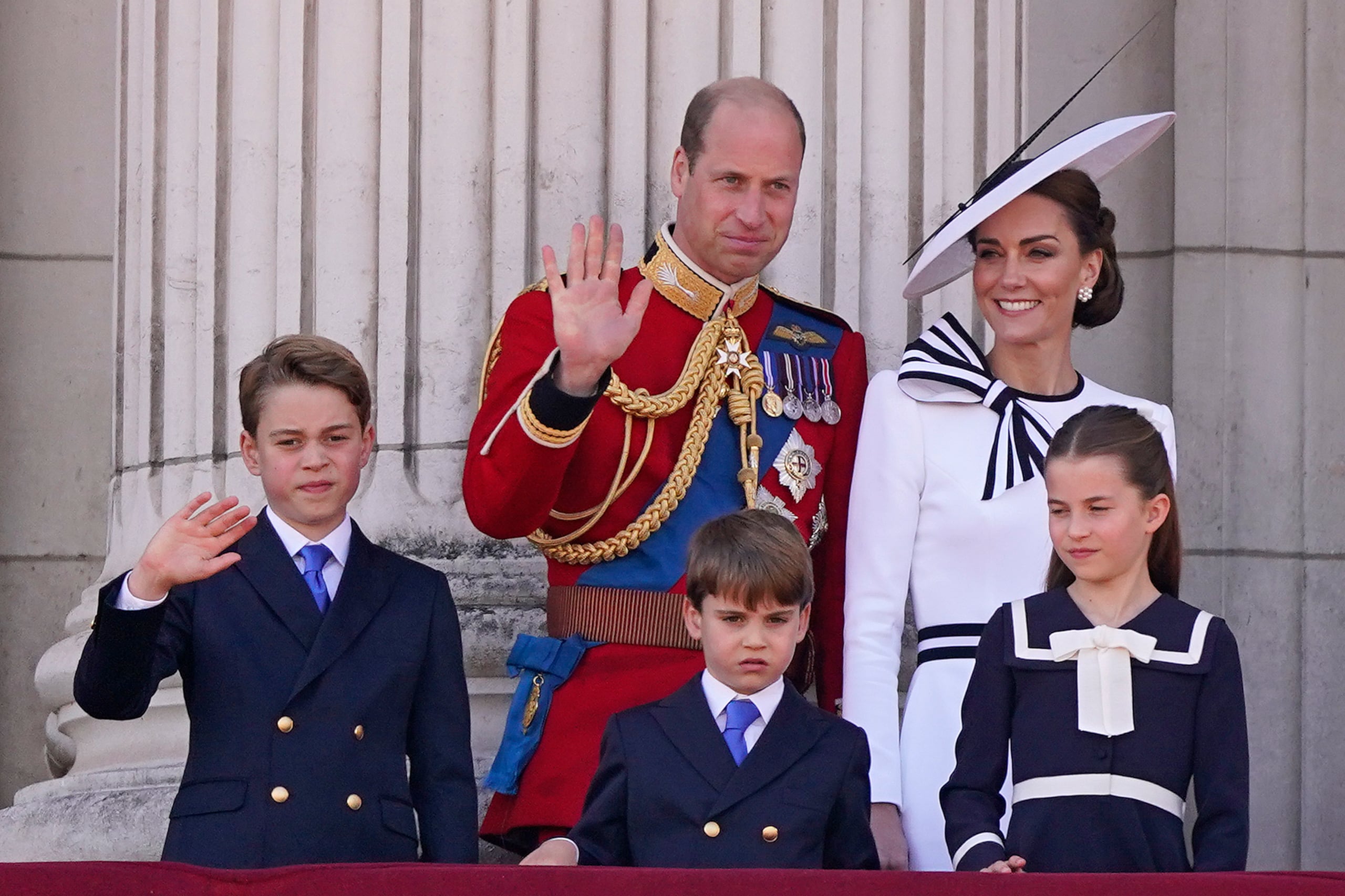 El príncipe William y Kate, princesa de Gales, saludan desde el balcón del Palacio de Buckingham junto a sus hijos, el príncipe George, el príncipe Louis y la princesa Charlotte, a la multitud tras la ceremonia del Trooping the Colour, en Londres, el 15 de junio de 2024.