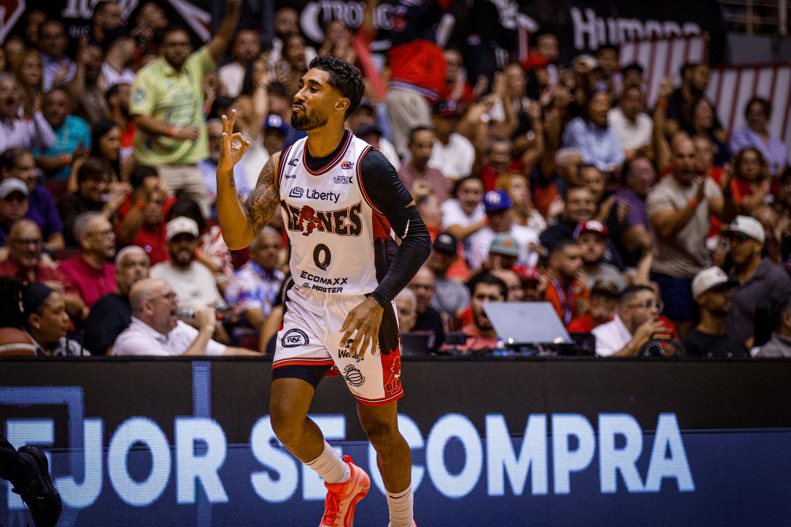 Jezreel De Jesús celebra tras anotar un triple ante los Indios de Mayagüez en el cuarto juego de la final de la Conferencia B del BSN.