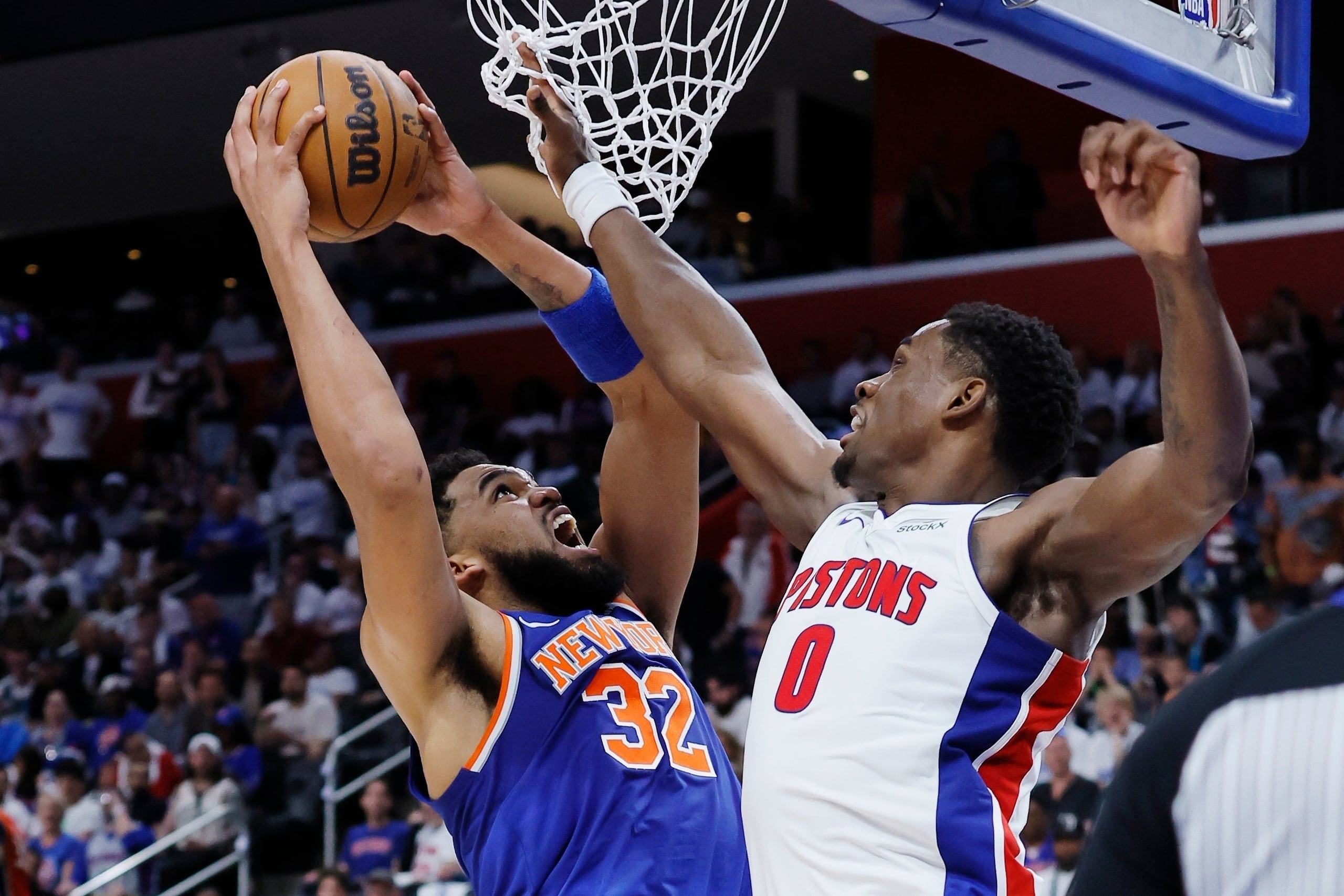 Karl-Anthony Towns, de los Knicks de Nueva York, salta para encestar frente a Jalen Duran, de los Pistons de Detroit, en el tercer juego de la serie de primera ronda de la postemporada.