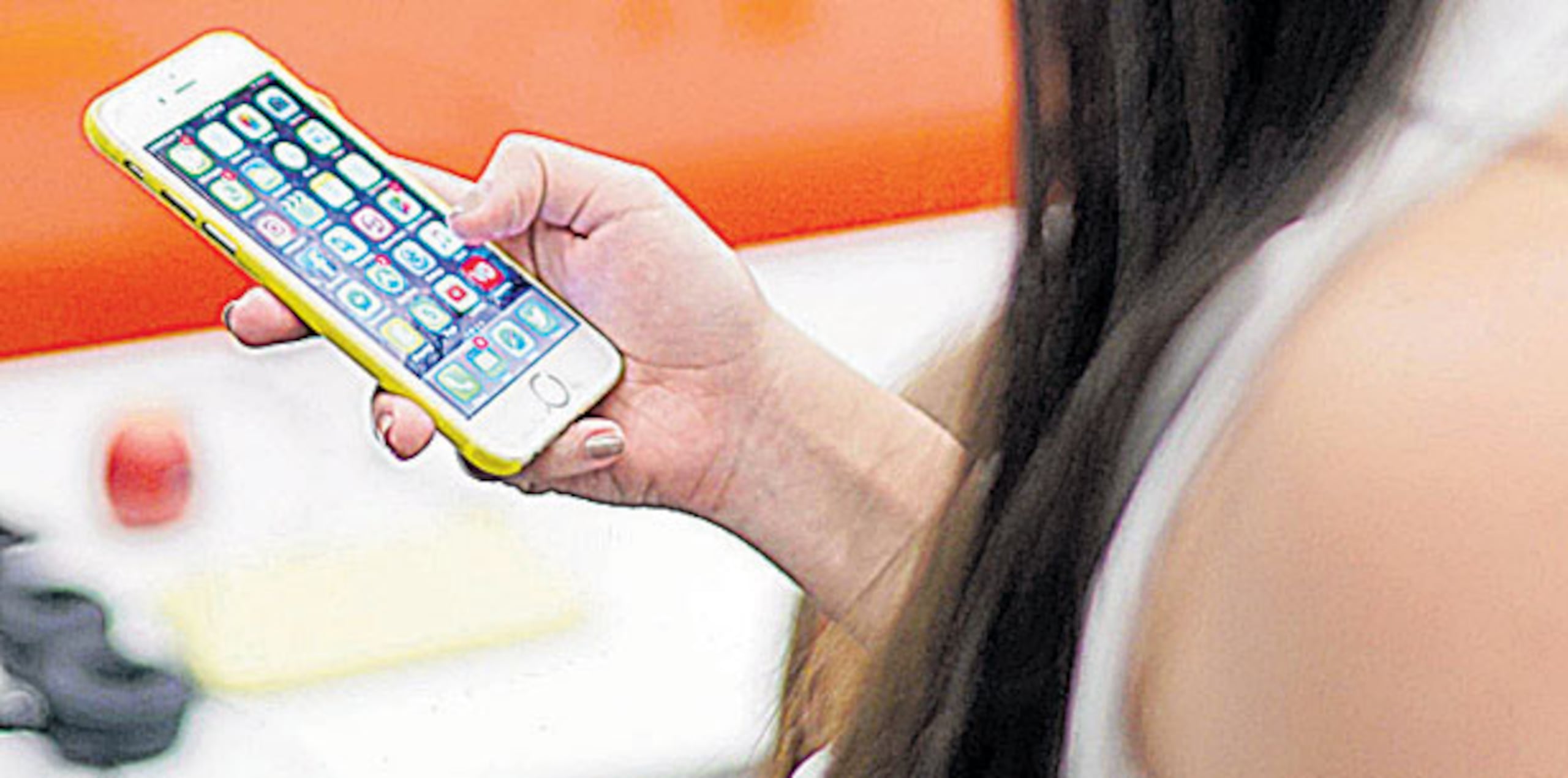 El mayor cambio en la vida de los adolescentes entre 2012 y 2016 fue el aumento en la cantidad de tiempo que pasaron usando medios digitales, y la posterior disminución en las actividades sociales en persona y el sueño. (Archivo)