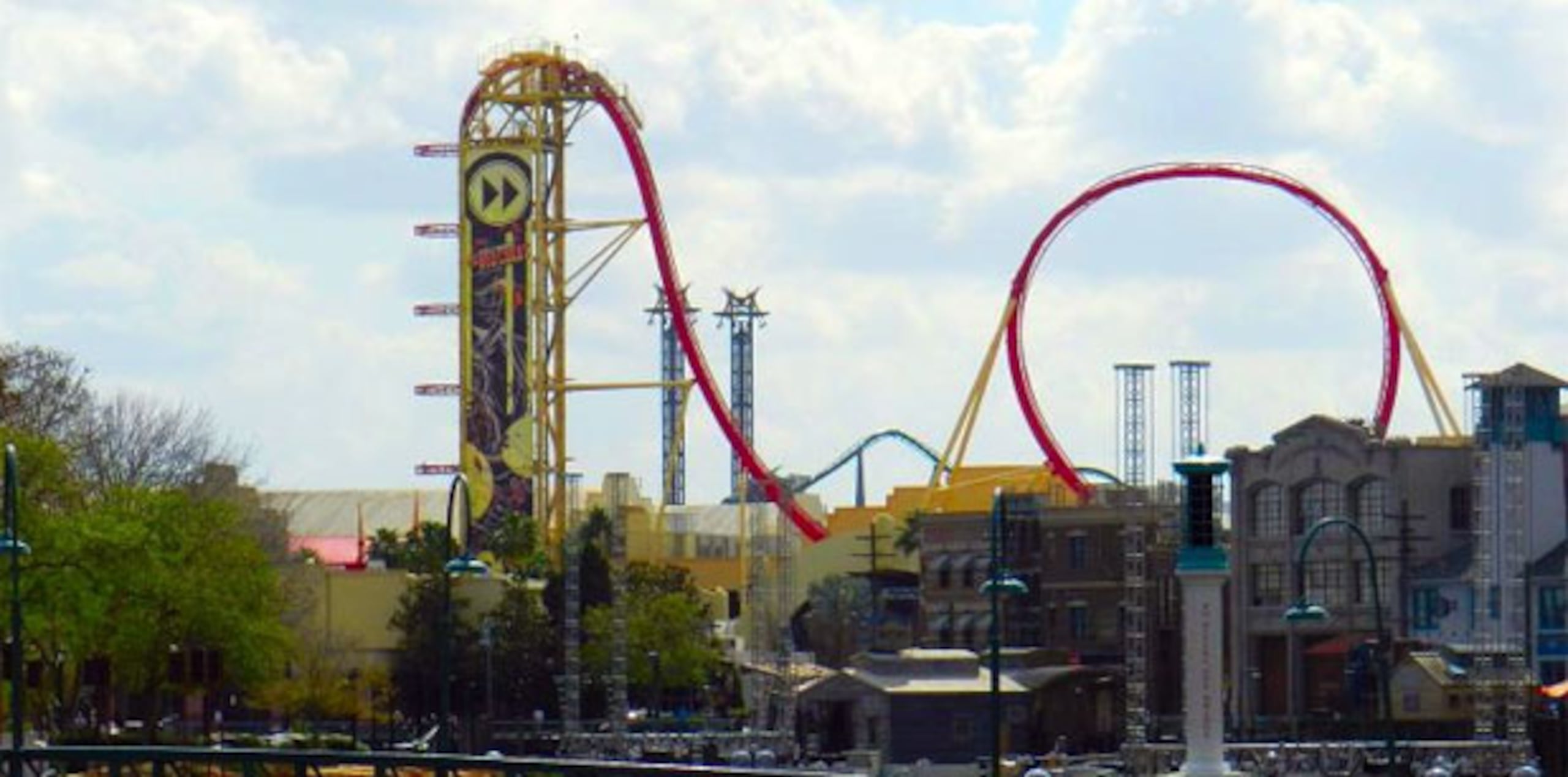 El tren que transportaba a 12 personas se detuvo casi en la cima de la primera cuesta del Hollywood Rip Ride Rockit.