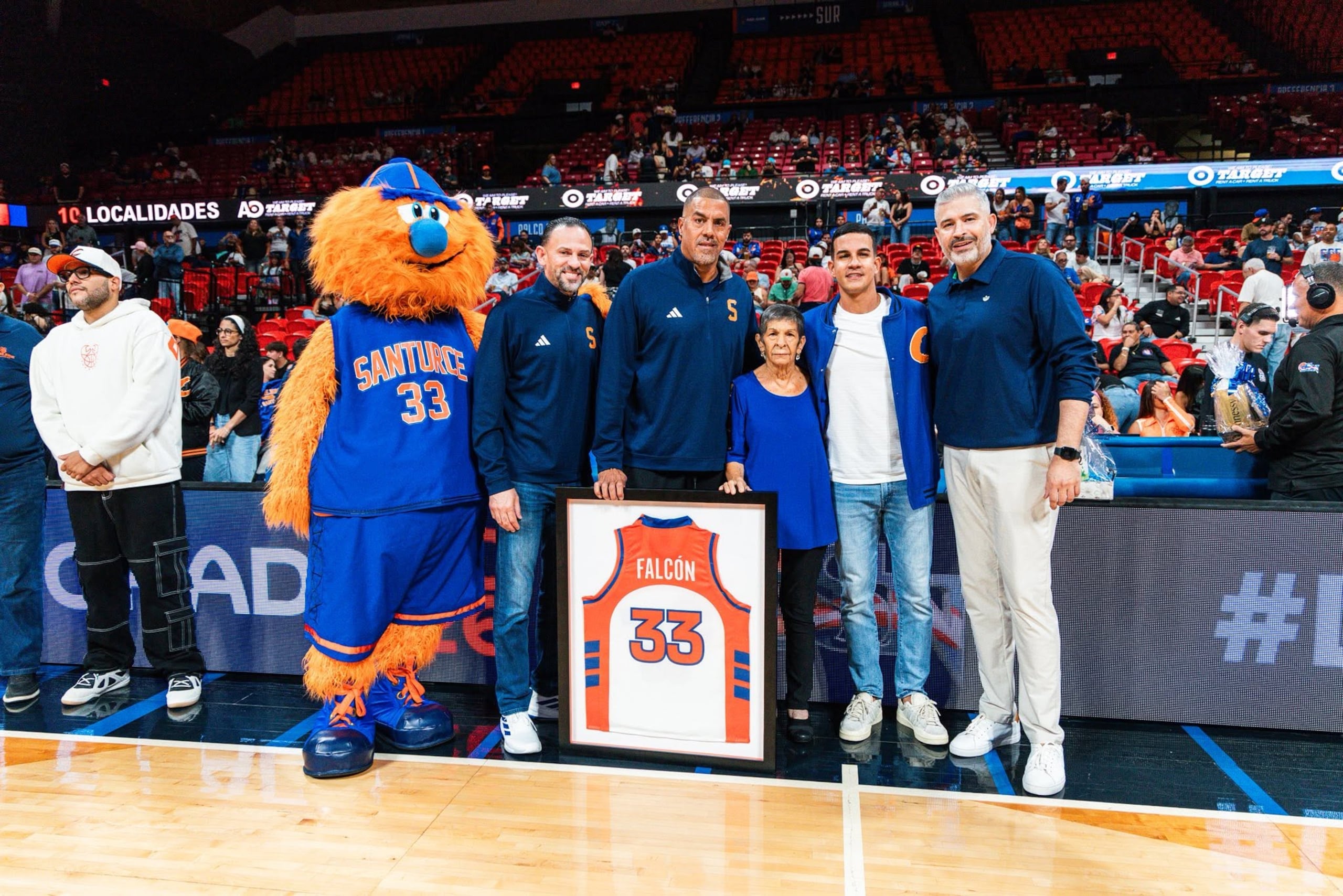 Alex Falcón junto a su familia y Edgar Padilla (izquierda a su lado), gerente general; y Rolando Hourruitiner (extrema derecha), presidente de operaciones de los Cangrejeros.