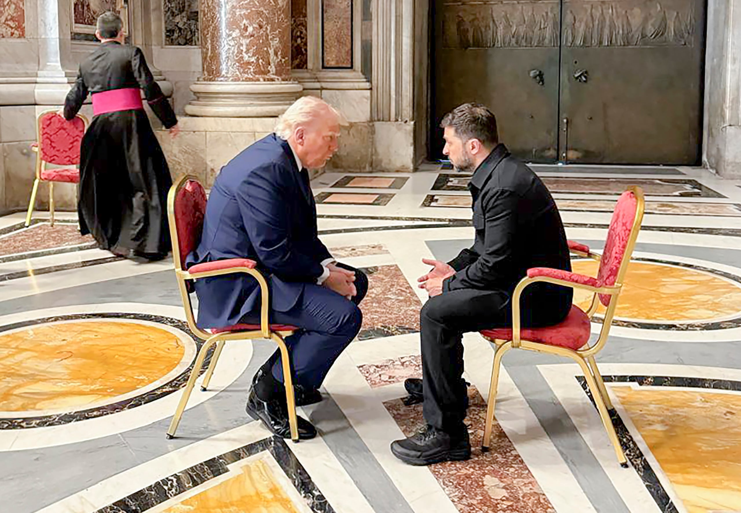 -FOTODELDIA- CIUDAD DEL VATICANO (VATICANO), 26/04/2025.- Una foto facilitada por el Servicio de Prensa Presidencial de Ucrania muestra al presidente ucraniano Volodymyr Zelensky (d) reunido con el presidente estadounidense Donald J. Trump (i) en la Catedral de San Pedro antes de la misa funeral del Papa Francisco en la Plaza de San Pedro en la Ciudad del Vaticano, el 26 de abril de 2025. EFE/Servicio de Prensa Presidencial de Ucrania  SOLO USO EDITORIAL/NO VENTAS/CRÉDITO OBLIGATORIO
