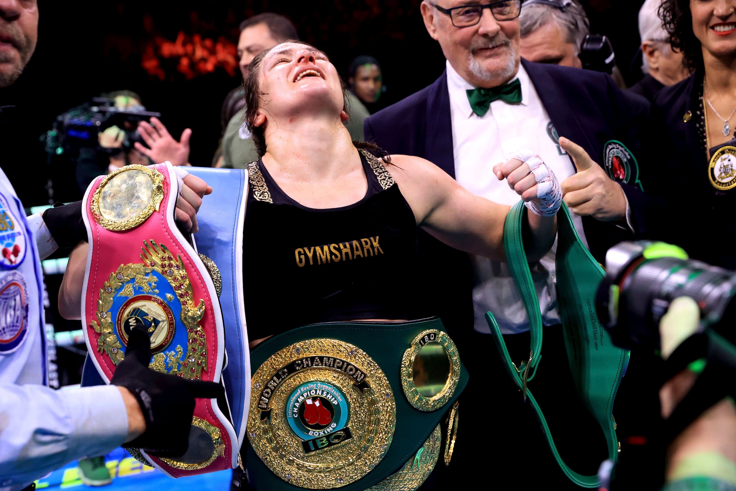 Katie Taylor se convirtió en campeona indiscutible en dos divisiones tras derrotar a Chantelle Cameron.