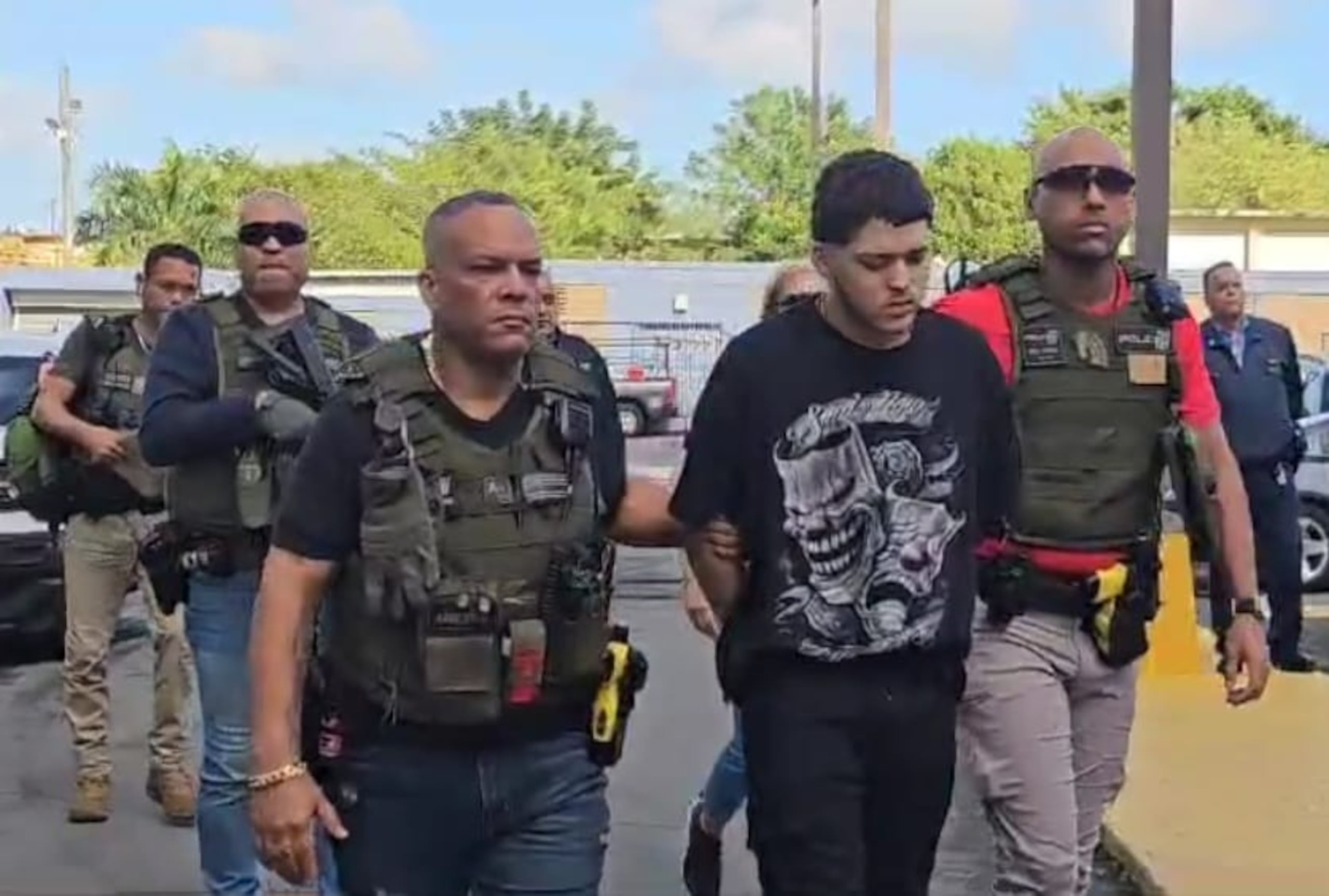 Luis A. Rosa Hernández, de 21 años, quien era buscado por las autoridades tras cortarse un grillete electrónico, fue arrestado en Naguabo.