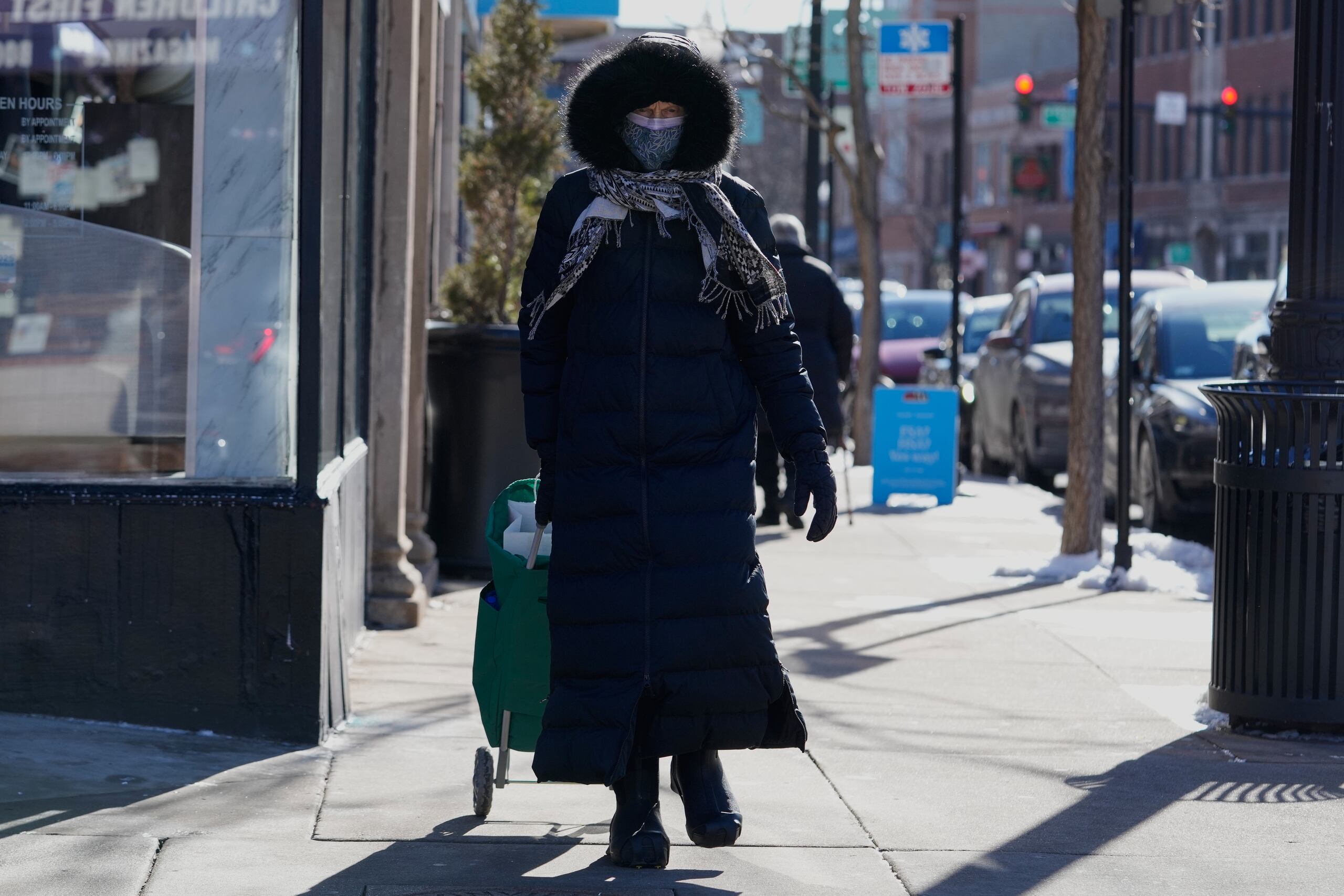 Un peatón abrigado camina por la acera en Chicago, el jueves, 15 de enero. (Foto AP/Nam Y. Huh)