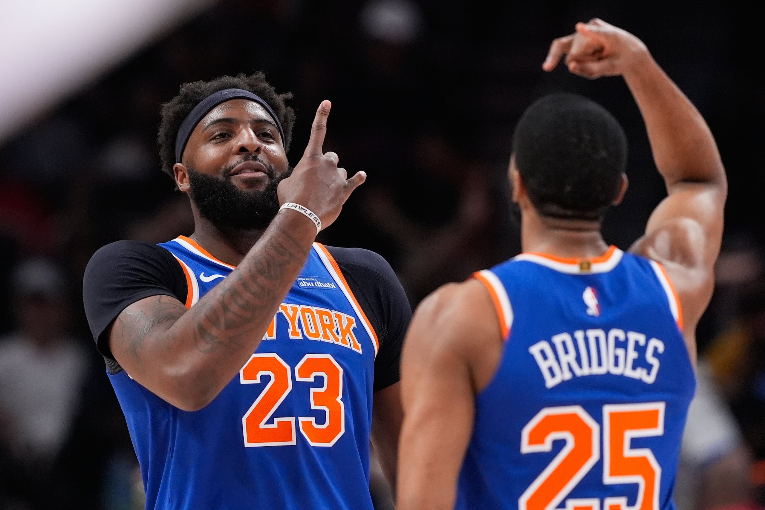 El pívot de los Knicks de Nueva York Mitchell Robinson celebra con su compañero Mikal Bridges tras anotar en el juego 6 de la primera ronda de los playoffs ante los Hawks de Atlanta el jueves 30 de abril del 2026. (AP Foto/Brynn Anderson)