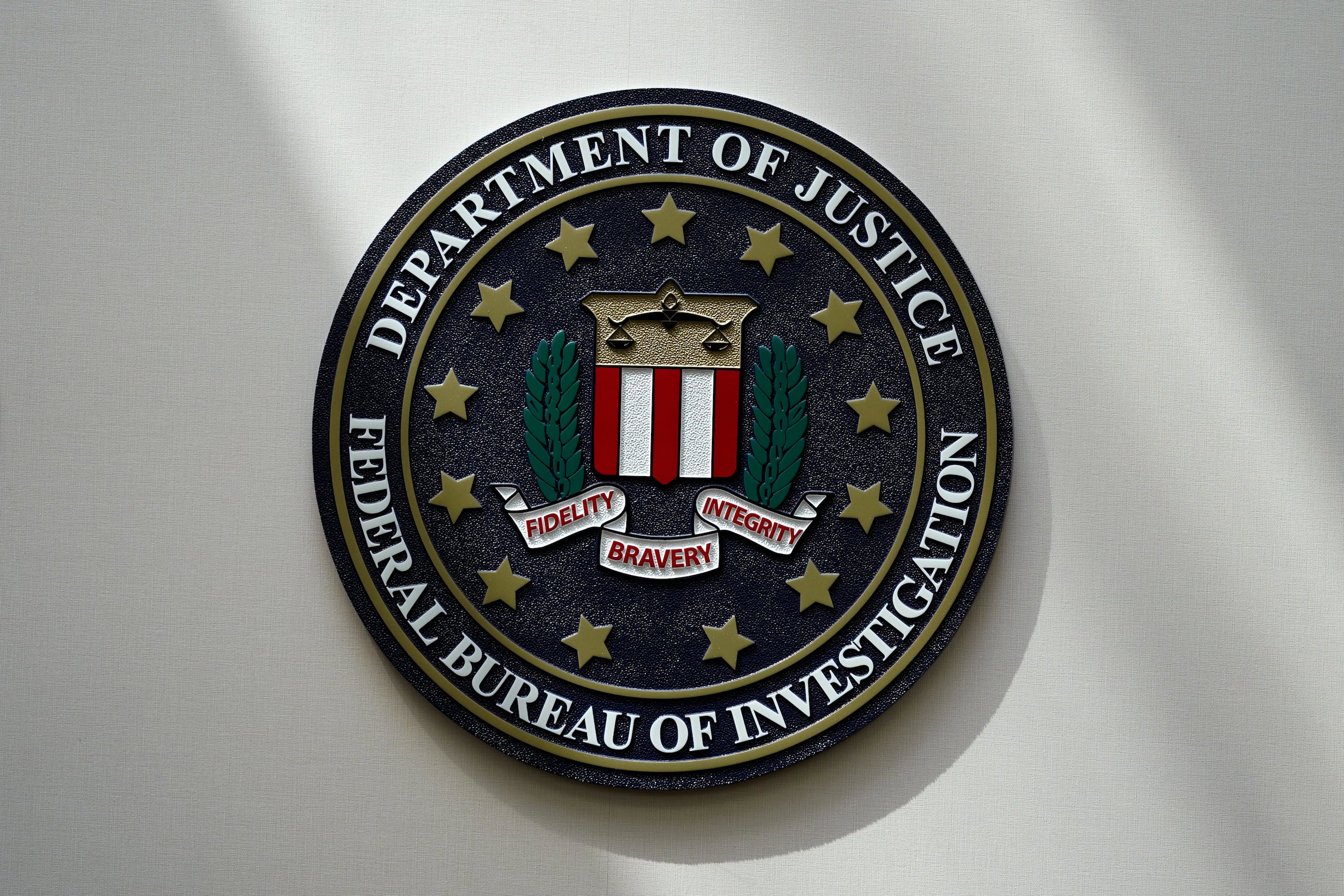 “Estos videos no son auténticos, no son del FBI y el contenido que muestran es falso”, apuntó la agencia en un comunicado.