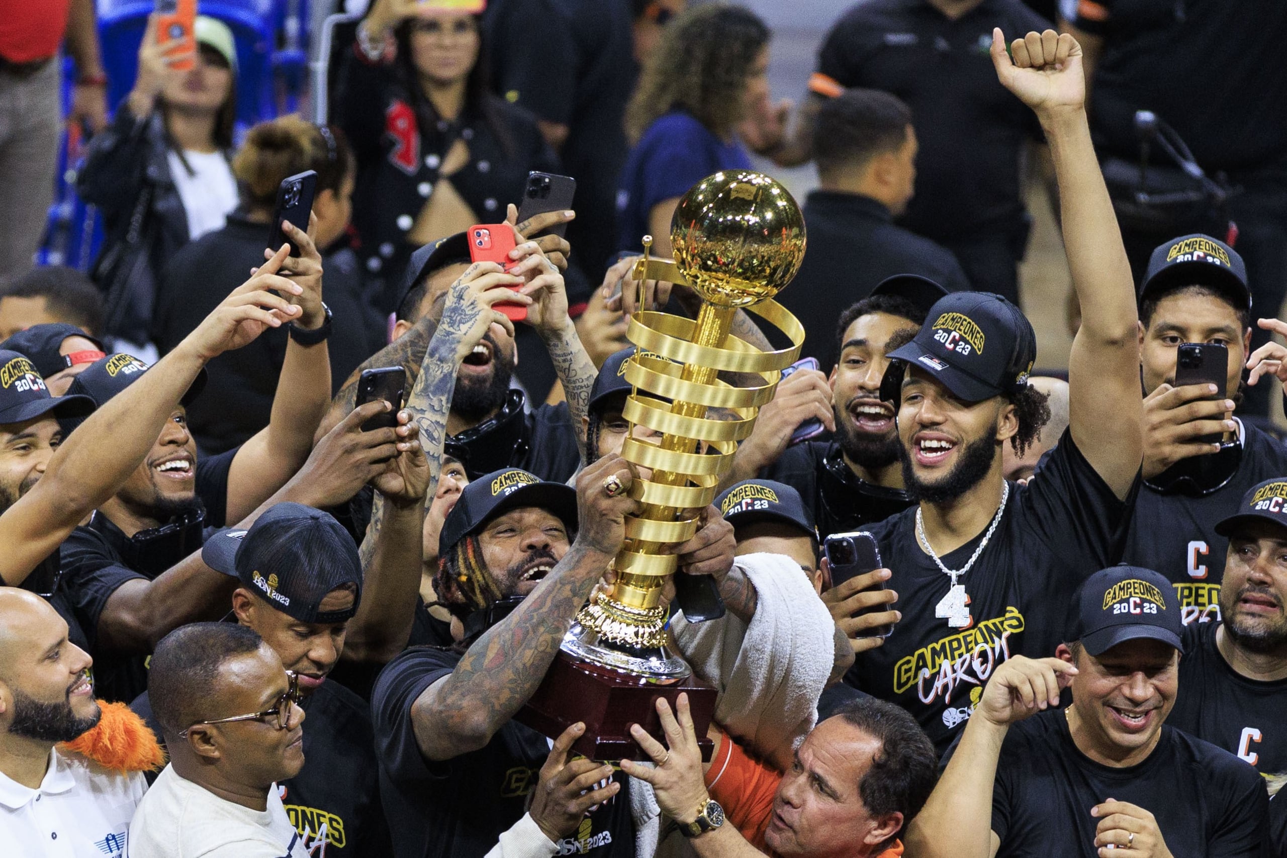 Los Gigantes de Carolina se proclamaron el miércoles campeones del Baloncesto Superior Nacional.
