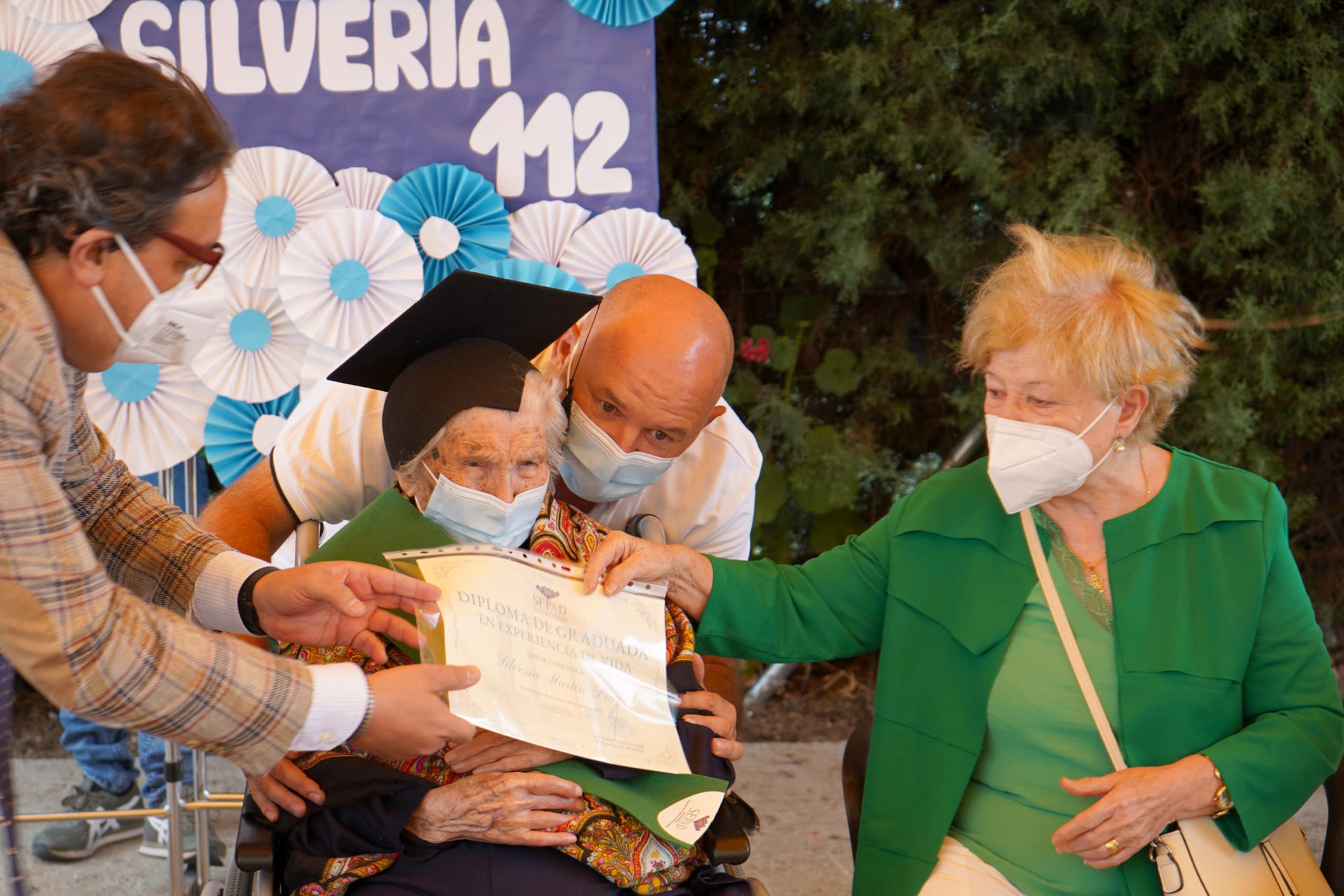 Silveria Martín Díaz durante la celebración de su 112 cumpleaños en la Residencia de Mayores "El Prado" de la localidad cacereña de Villanueva de la Vera en el 2022.