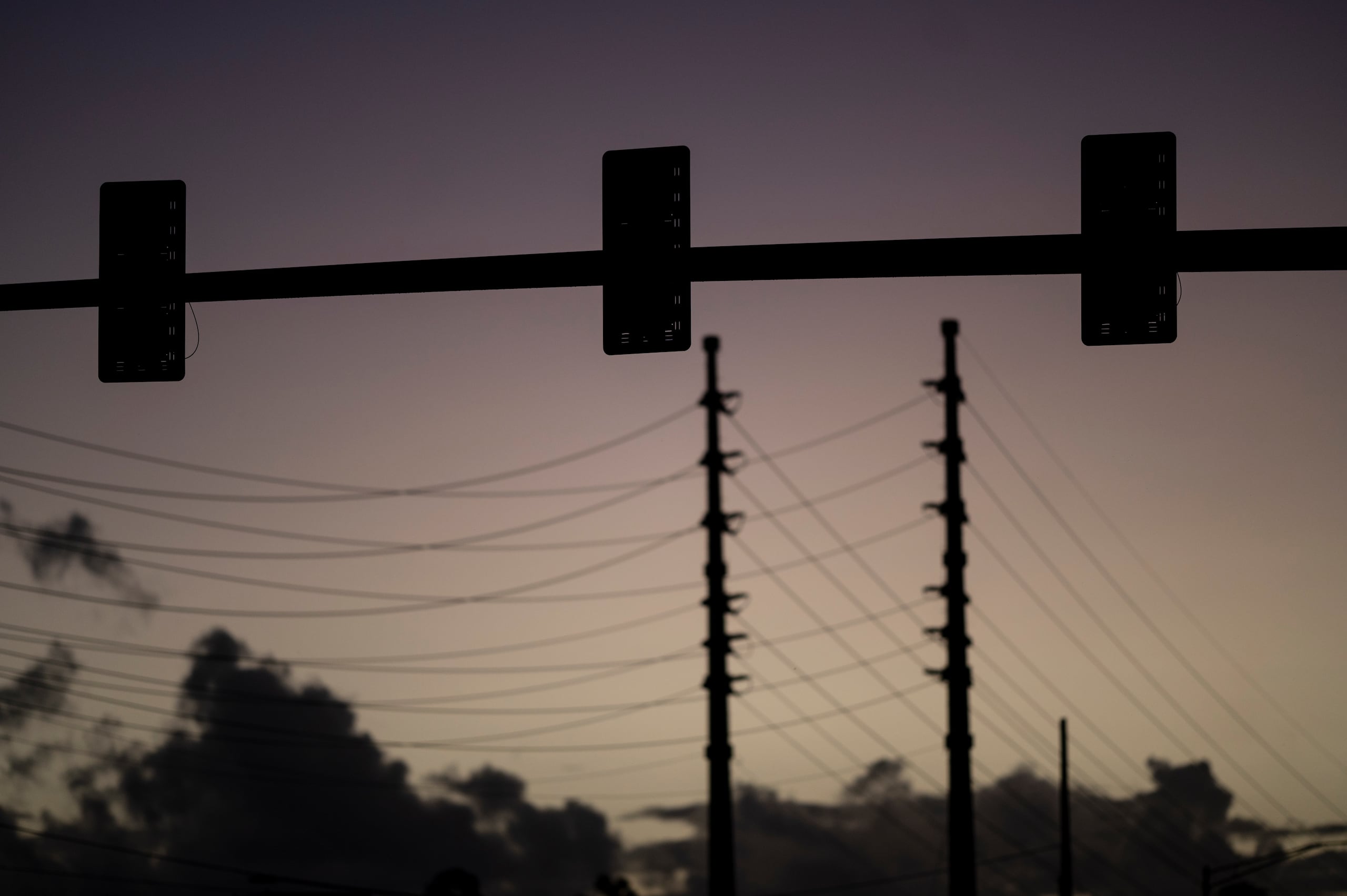 La petición surge tras LUMA anunciar que tardará siete semanas en reparar el sistema eléctrico, lo cual amenaza a los residentes, especialmente niños y ancianos.