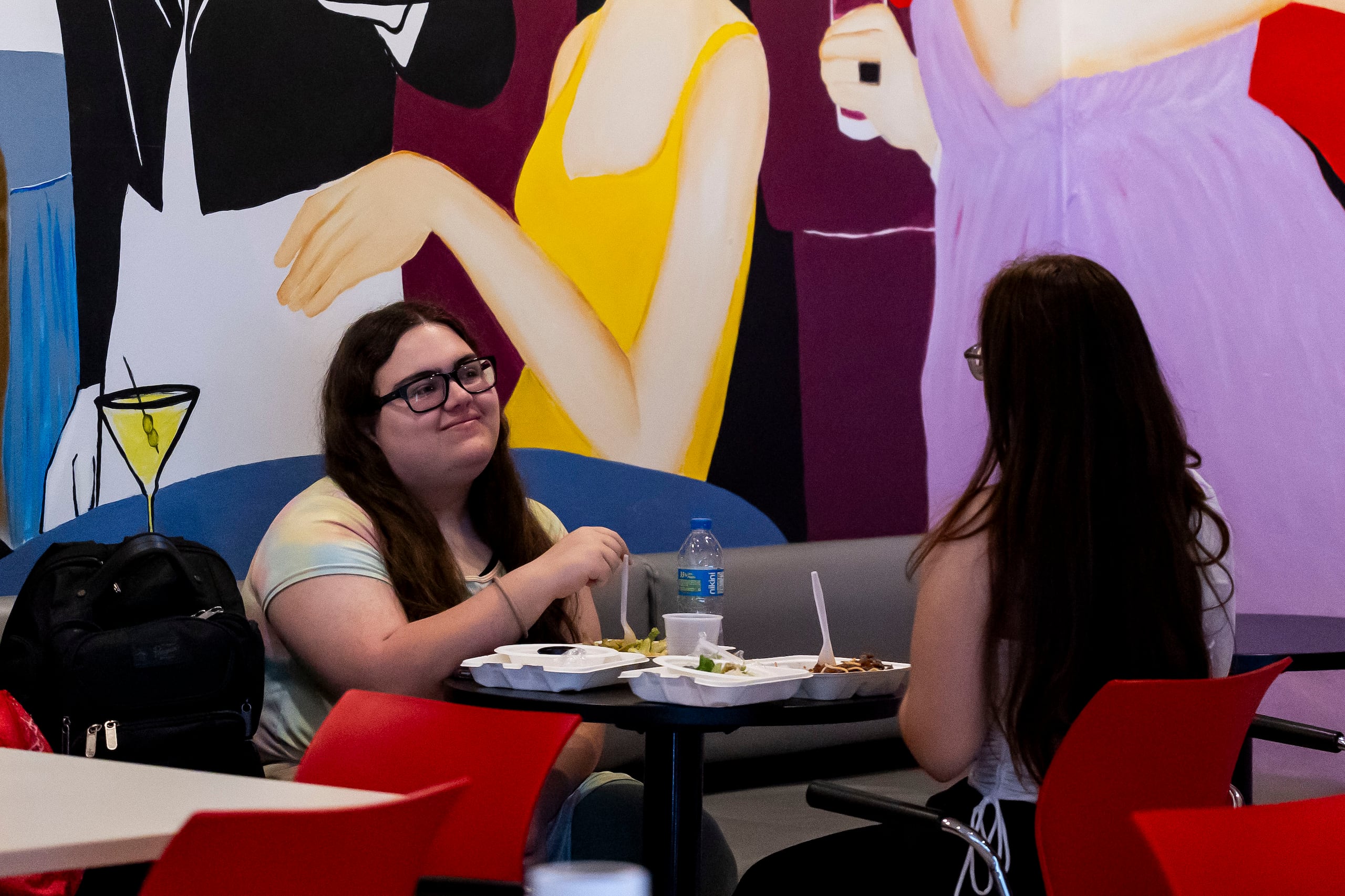 Las estudiantes Ariana León y Mayrangeli Cruz almuerzan platos confeccionados bajo el esfuerzo de Platos Calientes.