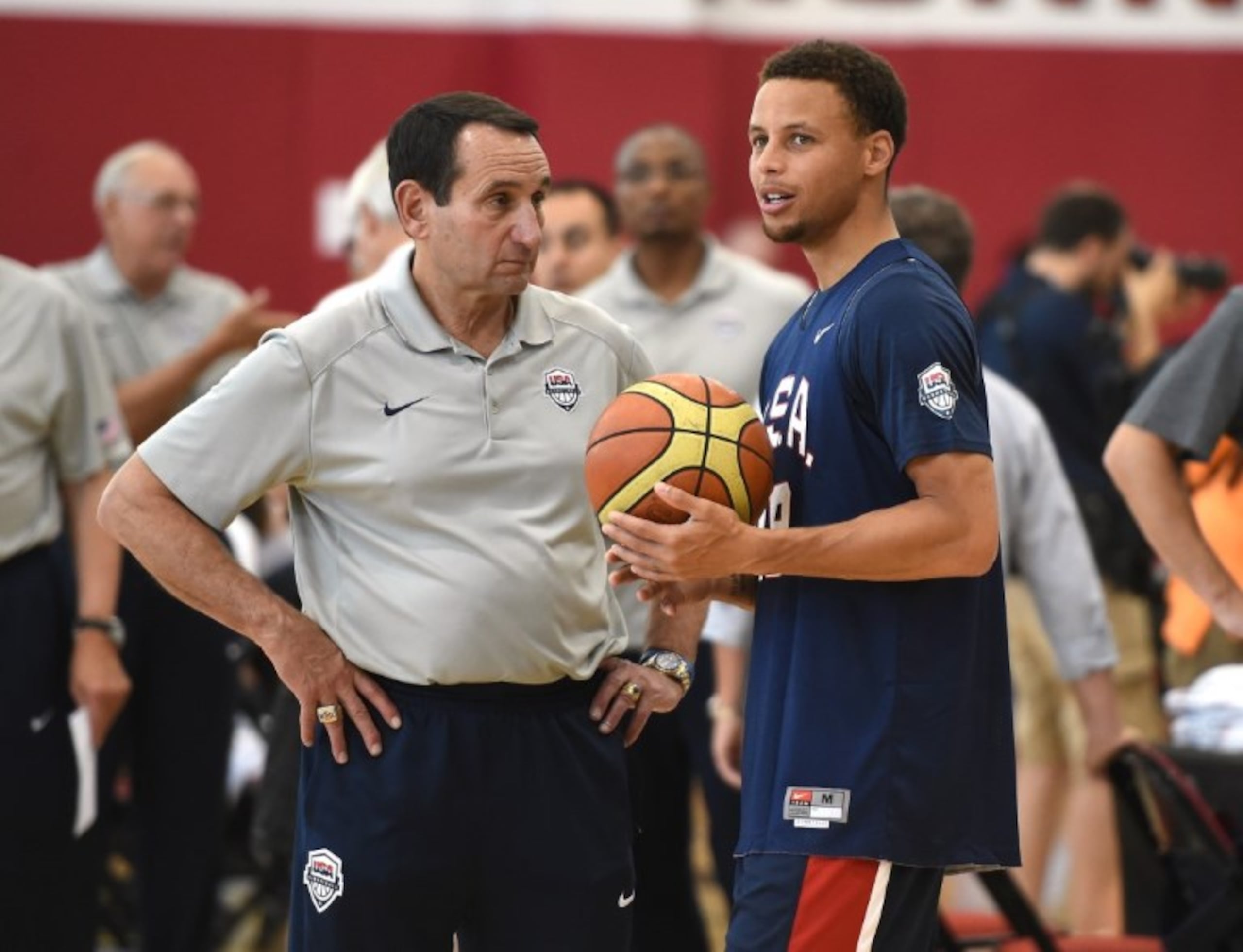 Stephen Curry conversa con el dirigente Mike Krzyzewski. (AFP)