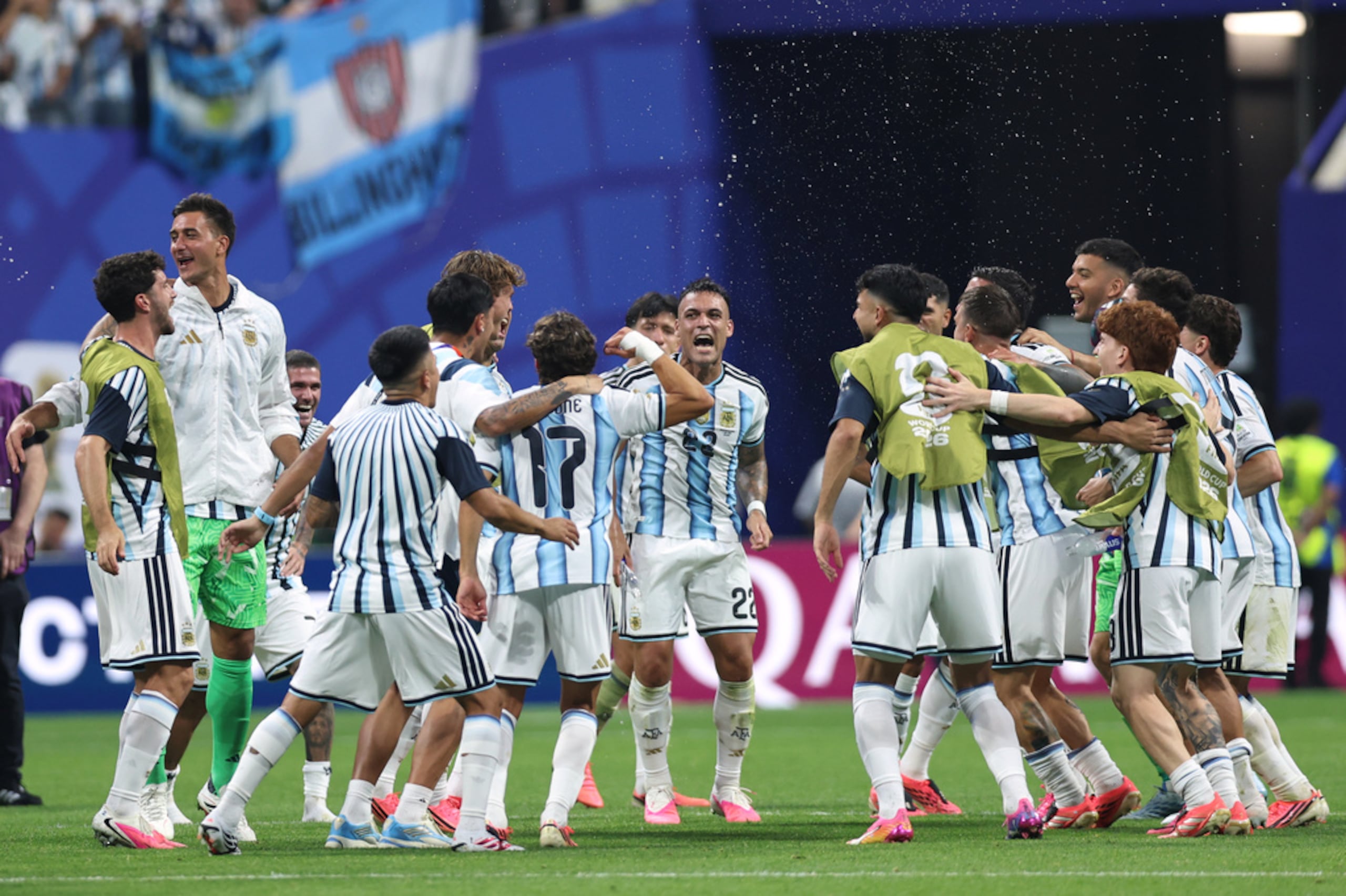 Los jugadores de Argentina celebran el pase a los cuartos de final del Mundial, luego de vencer a Egipto.