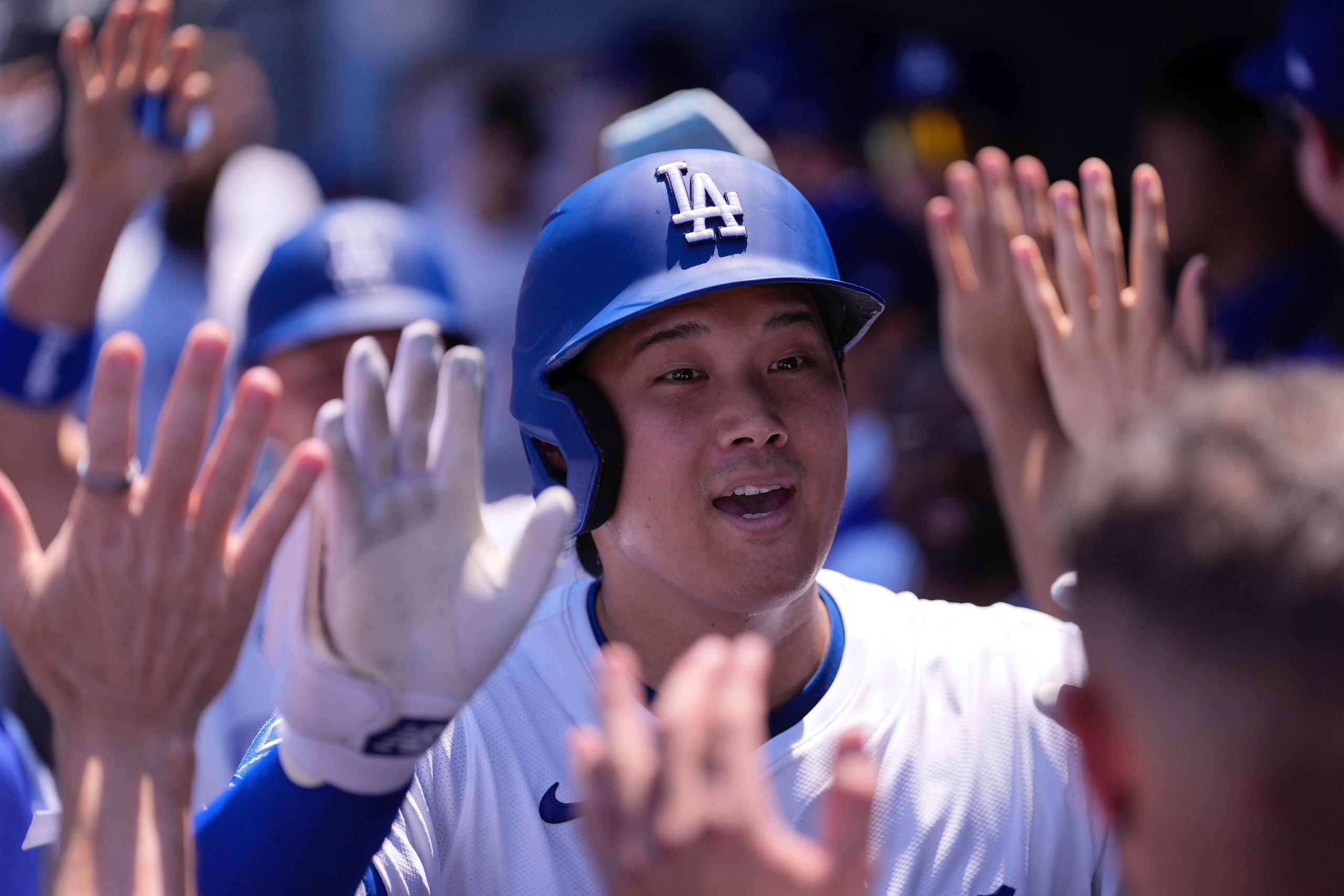 El japonés Shohei Ohtani, de los Dodgers de Los Ángeles, es felicitado en la cueva lugo de conectar un jonrón de dos carreras ante los Cardenales de San Luis, el miércoles 6 de agosto de 2025 (AP Foto/Mark J. Terrill)