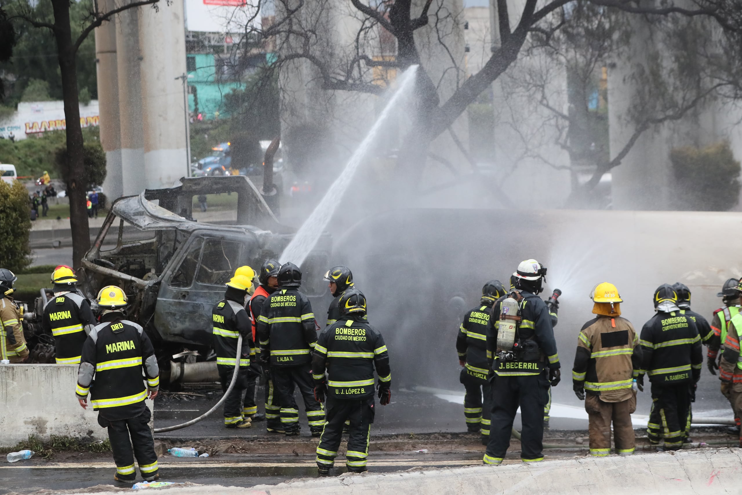 Integrantes del Cuerpo de Bomberos controlan un incendio luego del accidente de un camión de gas ayer miércoles, en Ciudad de México (México). EFE/ Mario Guzmán