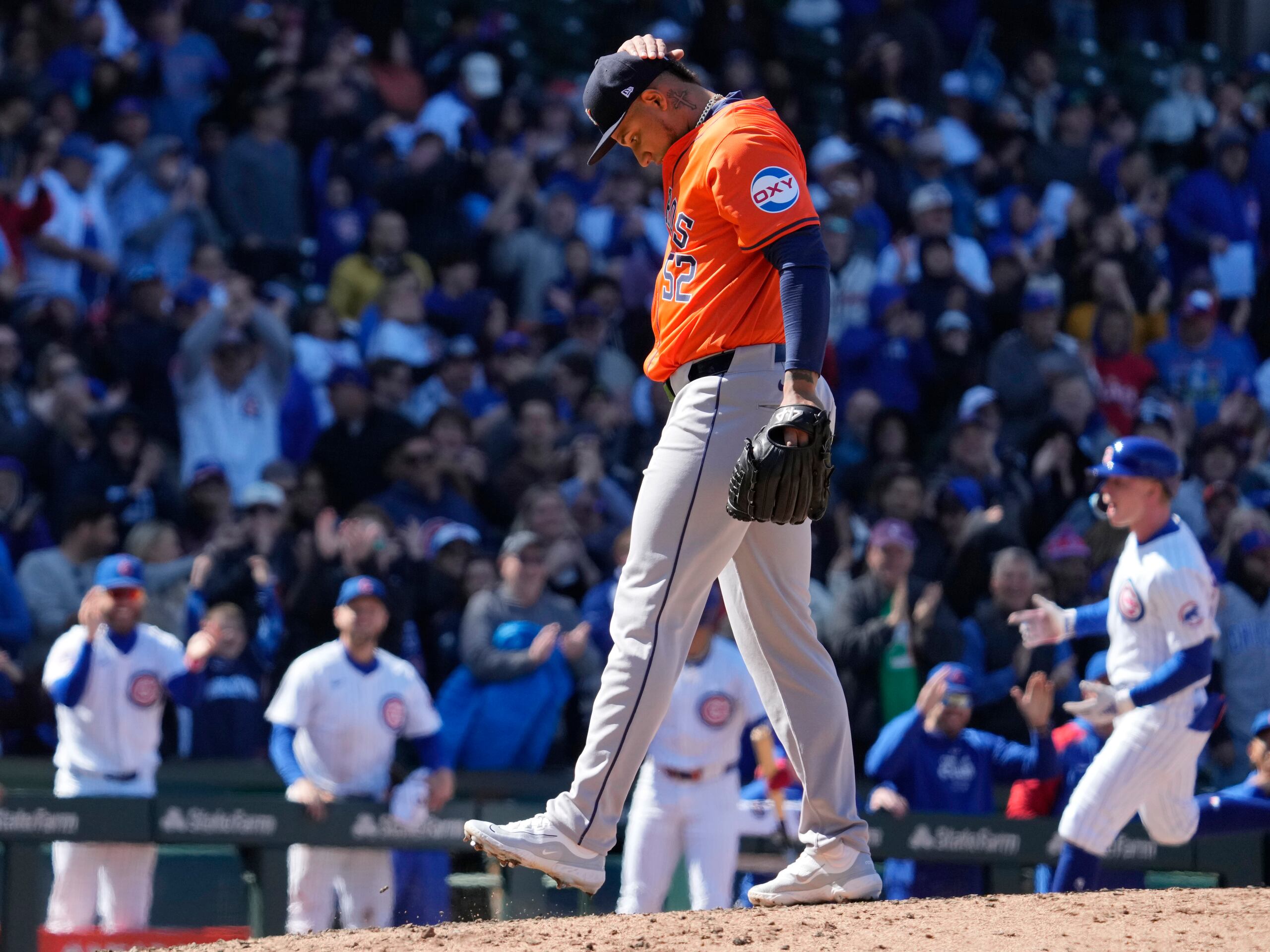 Bryan Abreu baja el rostro sobre la loma luego de permitir un determinante cuadrangular de dos carreras en la derrota ante los Cubs de Chicago.