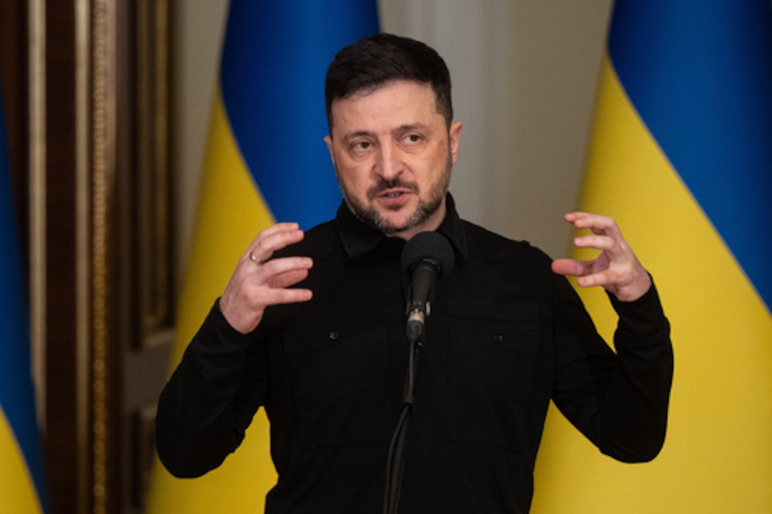 El presidente ucraniano Volodymyr Zelenskyy habla durante una rueda de prensa en Kiev, Ucrania, el sábado 3 de enero de 2026. (Foto AP/Danylo Antoniuk)