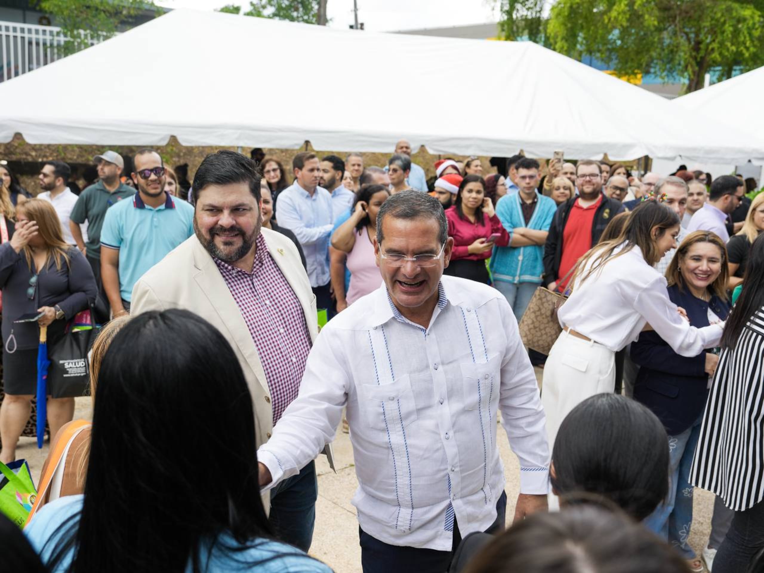 El gobernador Pedro Pierluisi y el secretario de Salud, Carlos Mellado, saludan al público que asistió a la inauguración de la nueva sede.
