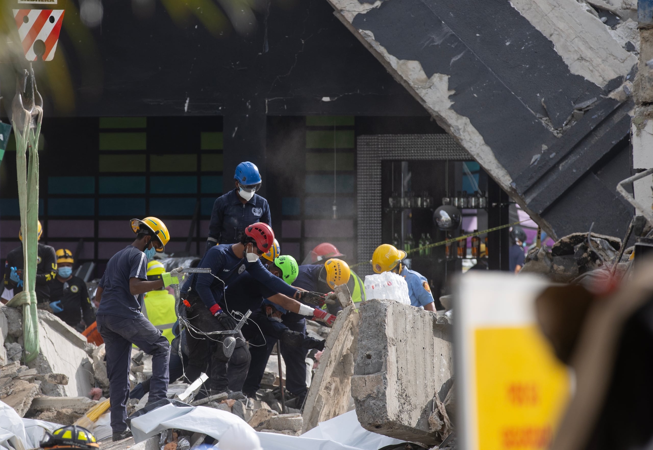 Los equipos de rescate trabajaron sin parar desde la madrugada del martes para rescatar personas vivas o recuperar los cadáveres en el lugar de la tragedia.