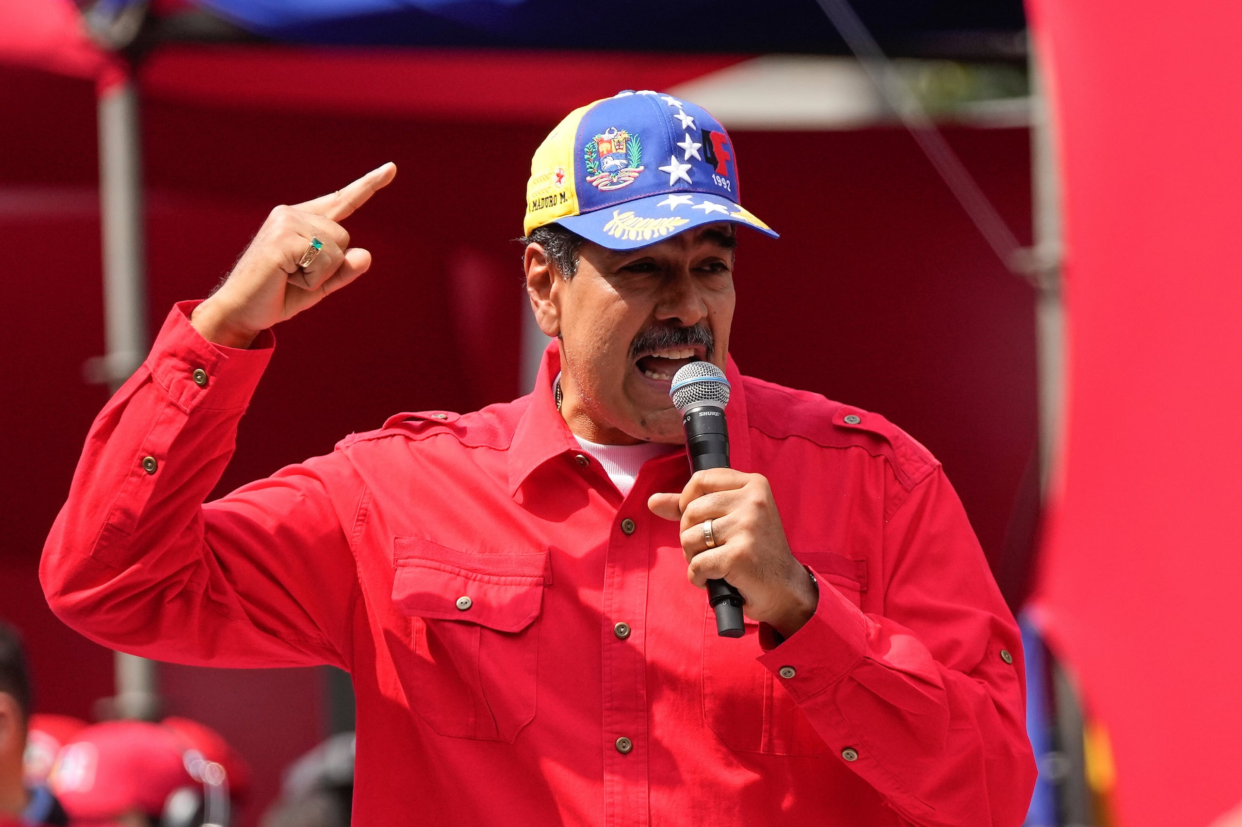 La documentación incluye una declaración jurada de Maduro en la que afirma que quiere seguir siendo representado por Pollack, tiene derecho a que el gobierno venezolano pague su defensa legal y no puede pagar su propia defensa.