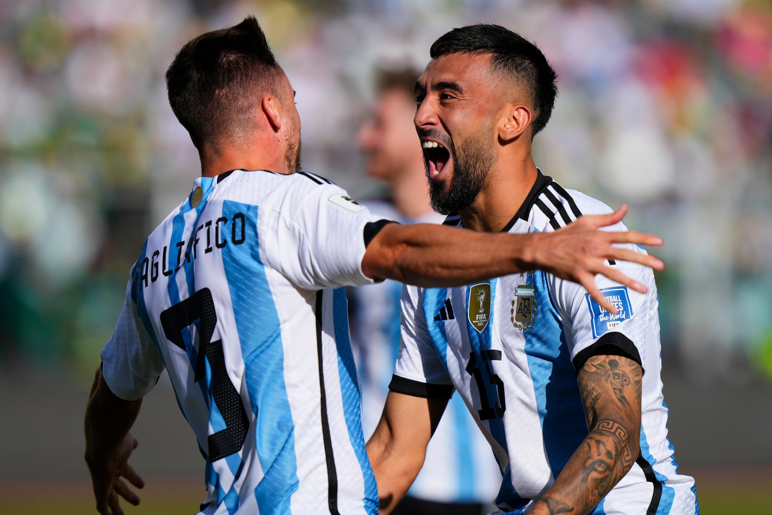 Nicolás Tagliafico (izquierda) celebra con Nicolás González tras anotar el segundo gol de Argentina
ante Bolivia por las eliminatorias del Mundial.