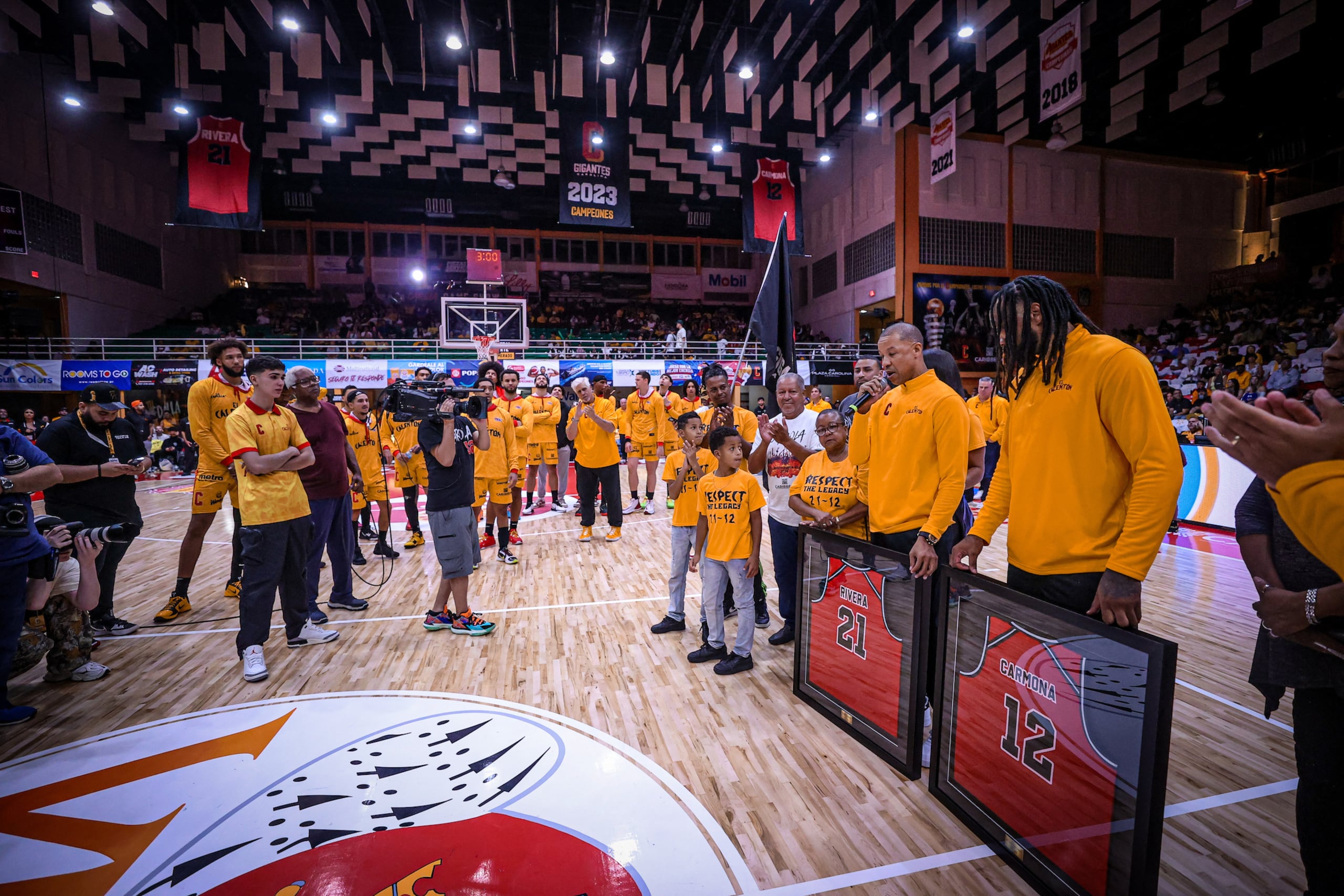 Filiberto Rivera y Alejandro "Bimbo" Carmona se dirigieron a la fanaticada en Carolina después de que sus números fueran retirados.