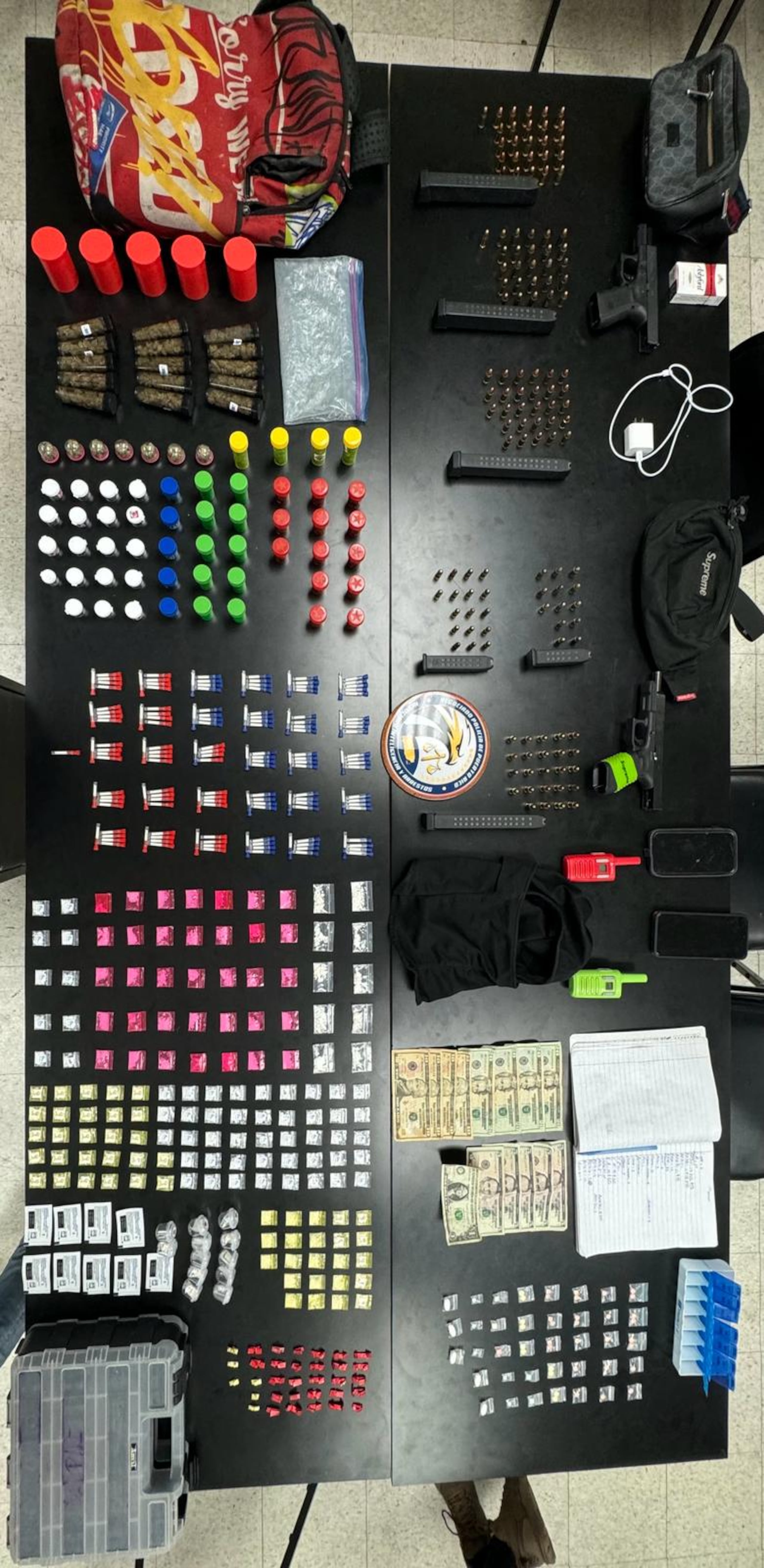 La División de Inteligencia y Arrestos intervino con un adulto y un menor a los que les ocuparon drogas y armas de fuego, en Trujillo Alto.