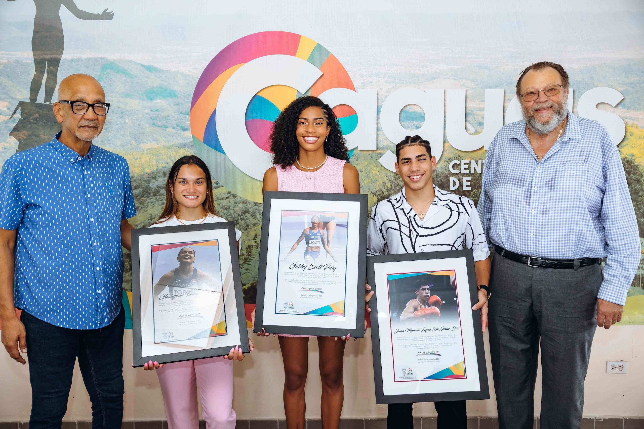 El presidente de la Federación de Atletismo de Puerto Rico, Luis Dieppa; los atletas Gladymar Torres, Gabby Scott Puig y Juan Manuel López, hijo; y el exjugador de baloncesto Jimmy Thordsen.
