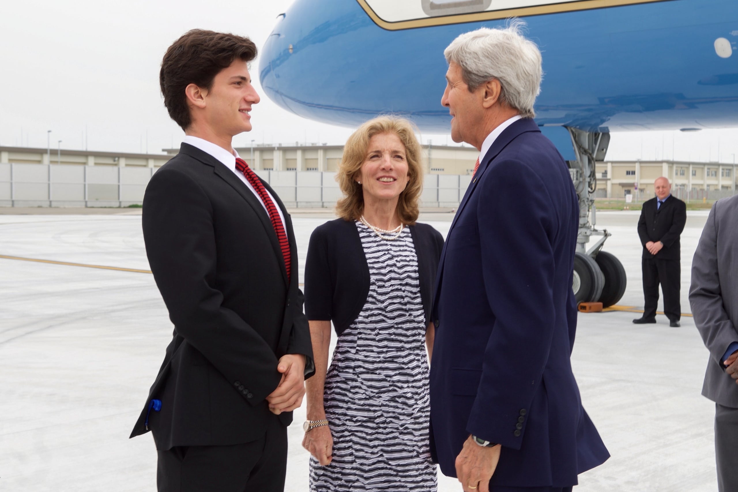 Fotografía tomada del archivo del Departamento de Estado de Estados Unidos donde aparece el entonces secretario de Estado, John Kerry (d), conversando con el nieto del expresidente de Estados Unidos John F. Kennedy, Jack Schlossberg (i), junto a su madre la entonces embajadora de EE.UU. en Japón, Caroline Kennedy (c), a su llegada el 10 de abril de 2016 a la base aérea del Cuerpo de Marines de Iwakuni (Japón). EFE/Departamento de Estado EEUU /SOLO USO EDITORIAL /NO VENTAS /SOLO DISPONIBLE PARA ILUSTRAR LA NOTICIA QUE ACOMPAÑA /CRÉDITO OBLIGATORIO