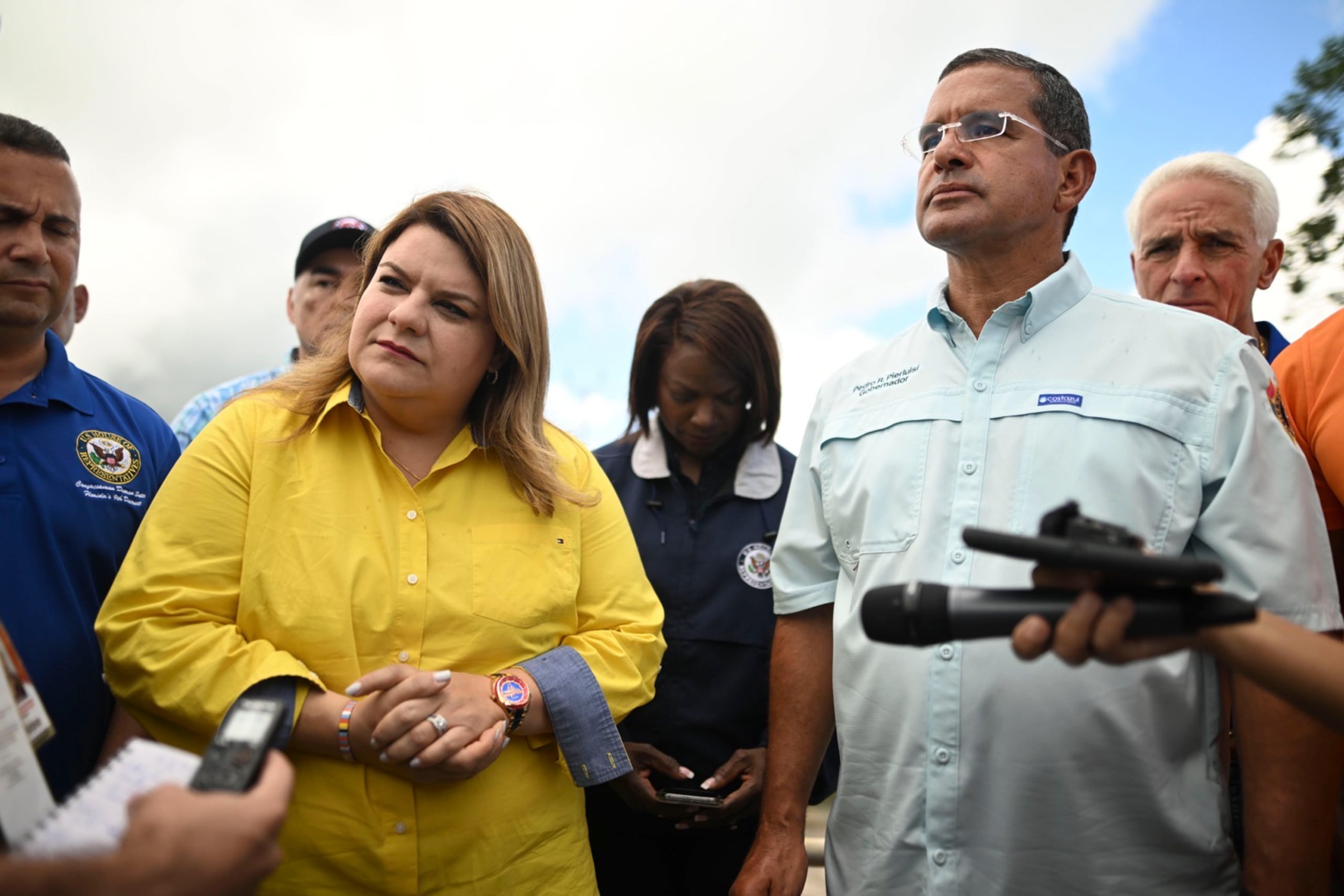 En una foto de archivo de 2022, Jenniffer González junto al exgobernador, Pedro Pierluisi, a quien retó y superó en primarias para las elecciones del 2024.