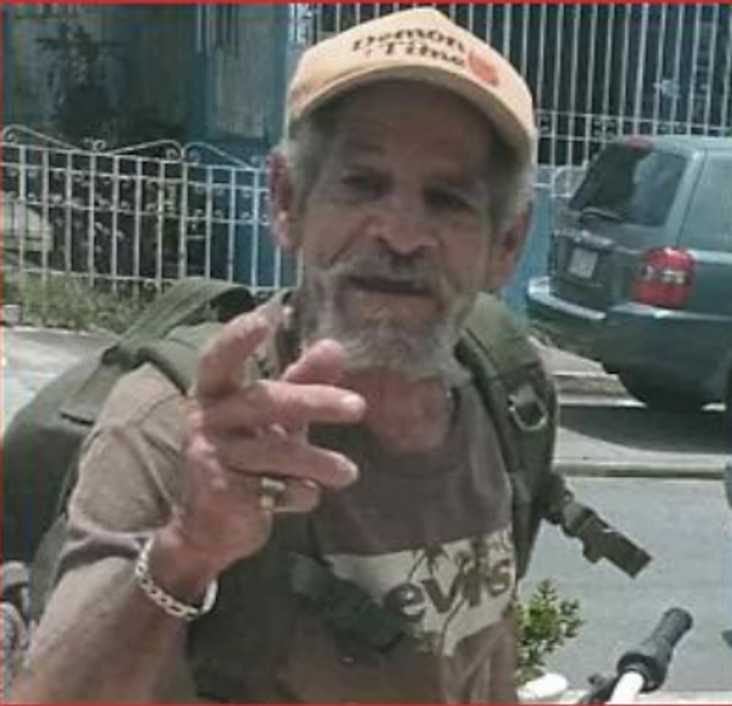 Ángel Casado Santana fue descrito como de tez blanca, cabello canoso, ojos marrón, 5 pies 9 pulgadas de estatura y 130 libras de peso.