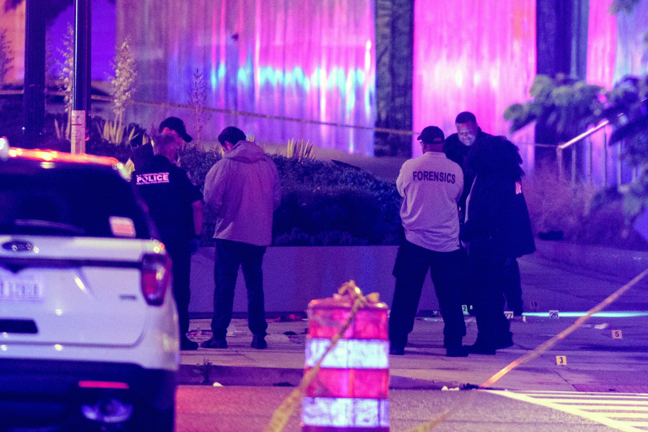 Agentes del orden trabajan en la escena luego de que dos empleados de la Embajada de Israel en Washington fueran asesinados a tiros frente al Museo Judío de la Capital, el jueves 22 de mayo de 2025, en Washington.