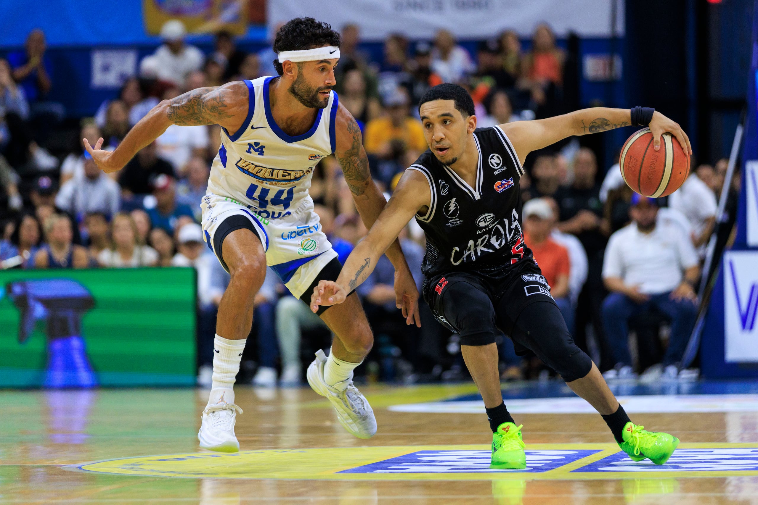 Tremont Waters, de los Gigantes de Carolina ante la defensa de Javier Mojica, de los Vaqueros de Bayamon, en la final 2023 del BSN.