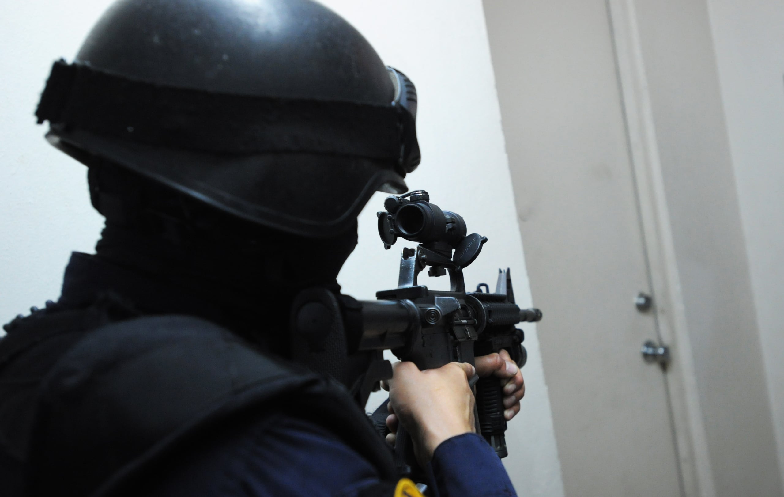 Como parte del allanamiento, las autoridades ocuparon dos rifles, dos pistolas y varios aditamentos para modificar armas de fuego.