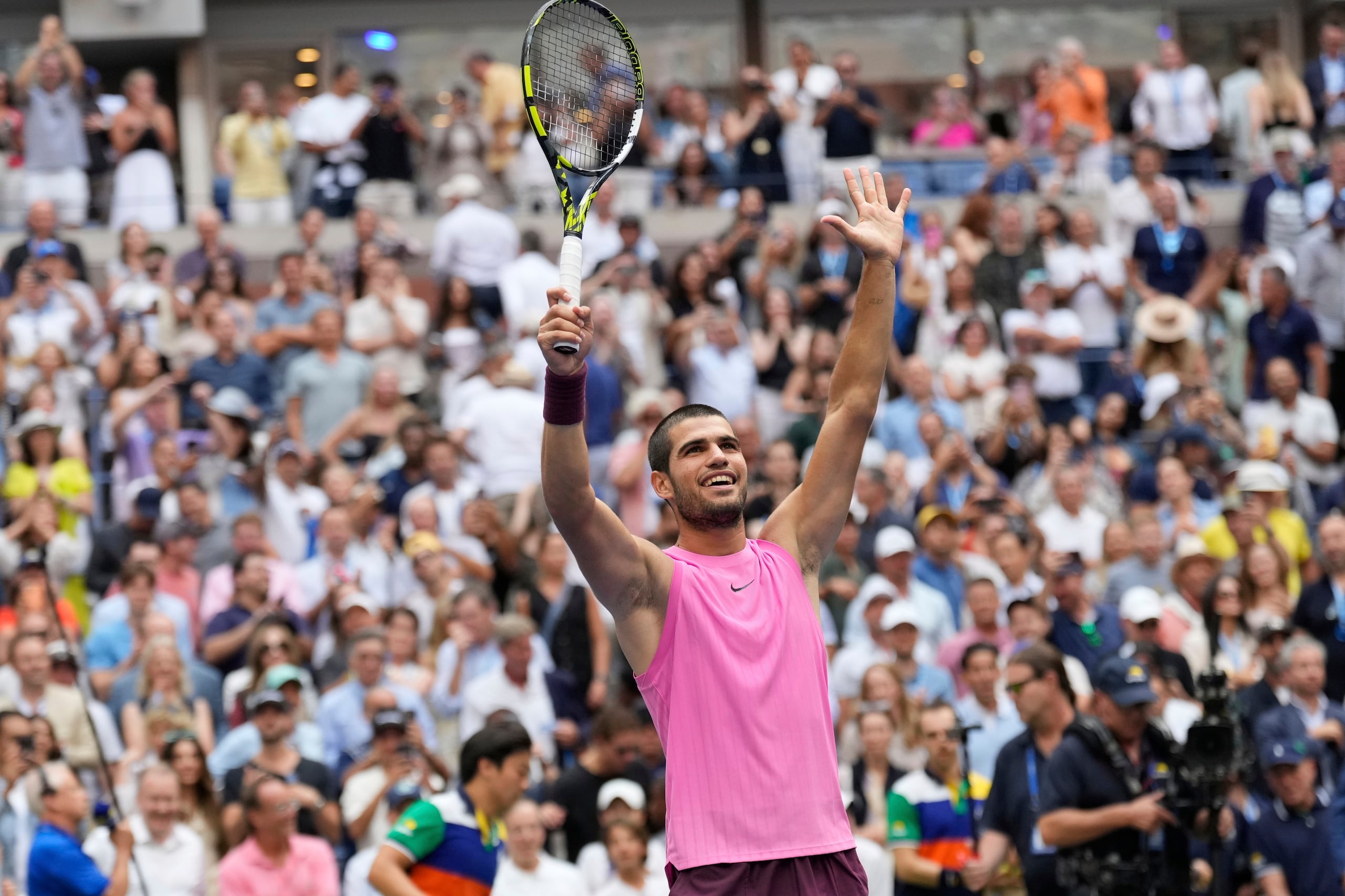 Carlos Alcaraz celebra su victoria sobre Novak Djokovic en la semifinal del US Open.