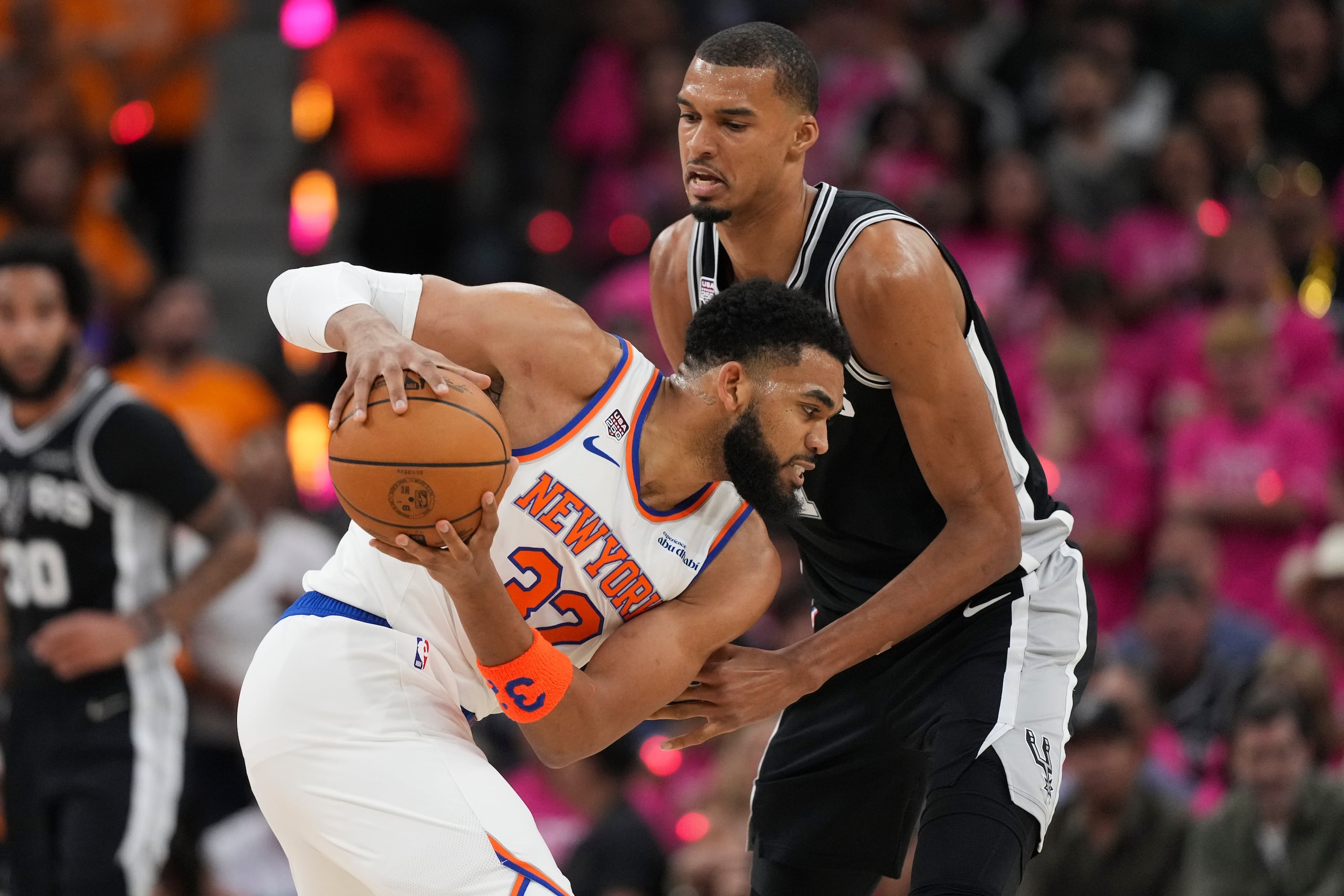 La acción de las finales de la NBA se reanuda el viernes y la puedes ver en pantalla gigante en Liberty Square, en San Patricio Plaza.