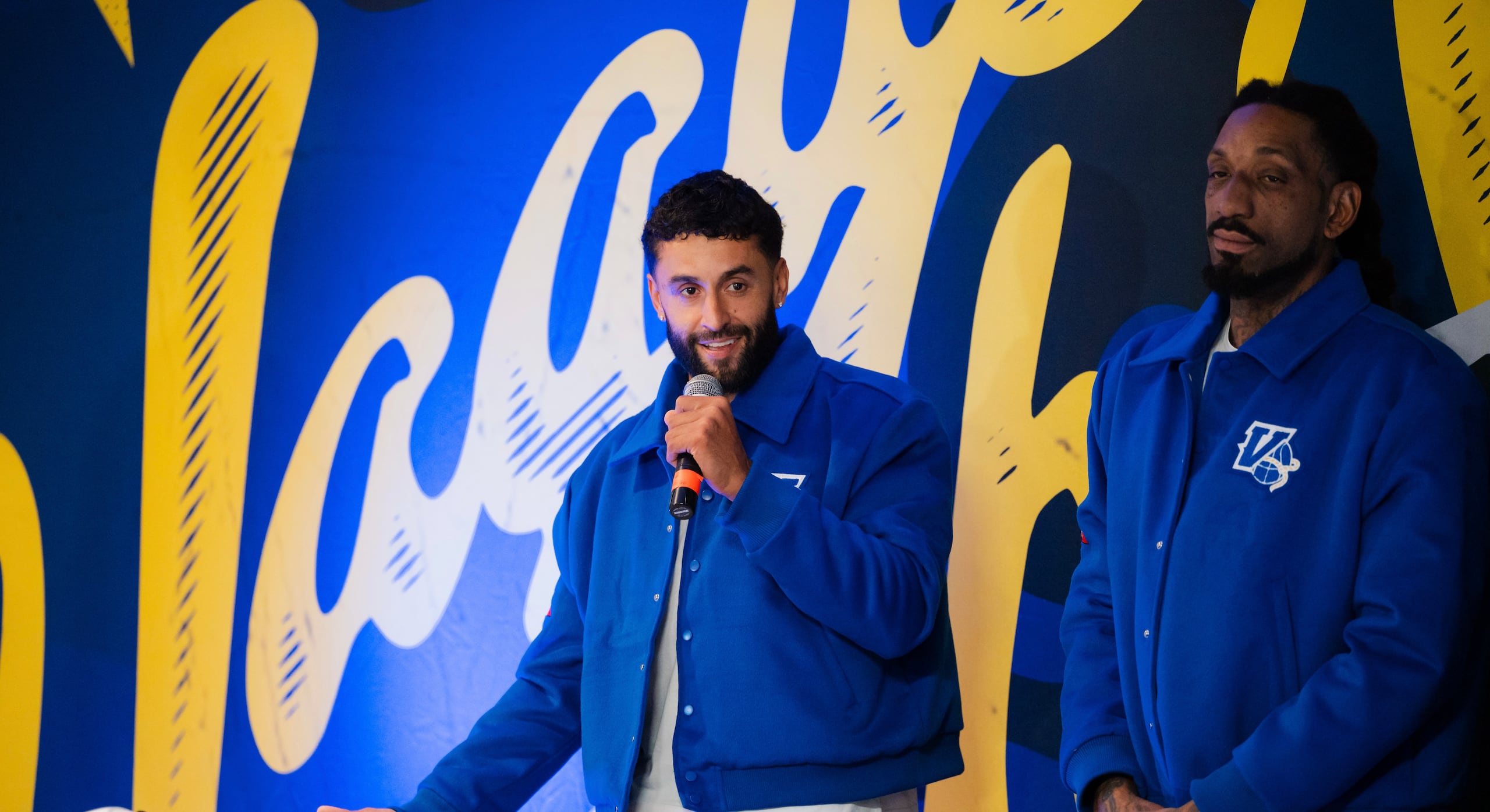 Javier Mojica y Reinaldo Balkman durante la conferencia de los Vaqueros de Bayamón.